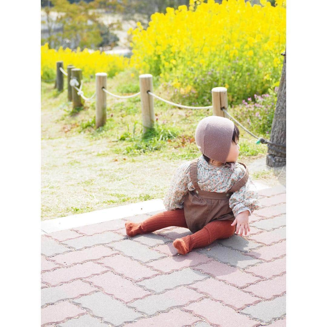 Kyooonさんのインスタグラム写真 - (KyooonInstagram)「次女と菜の花をみに🌼﻿ 桜はまだ咲いてなかったなぁ﻿ 明日からまた寒くなるみたいで早く暖かくなってほしい🌷﻿ ﻿ ﻿ ﻿ 長女は今日で年少さん最後の登園でした✨﻿ 大好きな大好きな担任の先生が2人とも退職されるので今日で会うのも最後😭親の方が寂しい😭﻿ ﻿ 自分で選んだレターセットに似顔絵とメッセージを書いたんだけど、なんて書こう？と聞くと﻿ ﻿ 「たくさんあそんでくれてありがとう。﻿ だいすき。﻿ わすれないでね。」﻿ ﻿ だって。﻿ わすれないでね、なんて言葉が出てくると思ってなかったからうるっとしてしまった😭✨﻿ これからも素敵な出逢いと別れをたくさん経験して成長していってほしいな✨﻿ ﻿ 私のお腹がだんだん大きくなって次女が生まれて、この1年は長女もいろんな葛藤があって朝泣く日も多かったけど優しい先生方のおかげで楽しく登園できました✨感謝しかありません😭 さぁ4月からふたりとも新生活🌸楽しもうね✨﻿ #0歳#生後9ヶ月#菜の花#菜の花畑#韓国子供服#zarababy」3月29日 21時32分 - fancykyon