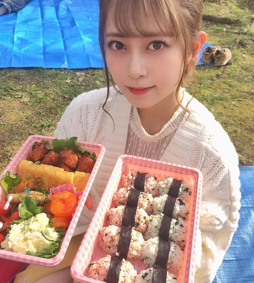岩花詩乃のインスタグラム：「ゆいとお花見🌸 手作りお弁当😳頑張ったーー😳 ちゃんとお弁当作ったのは初めてだったけど、すっごく大変で毎日作ってくれてたお母さんの凄さを実感。 美味しい〜って食べてくれると、頑張ってつくって良かったなぁって思いました☺️ * * #お花見#桜#福岡#舞鶴#舞鶴公園 #お弁当#お花見弁当」