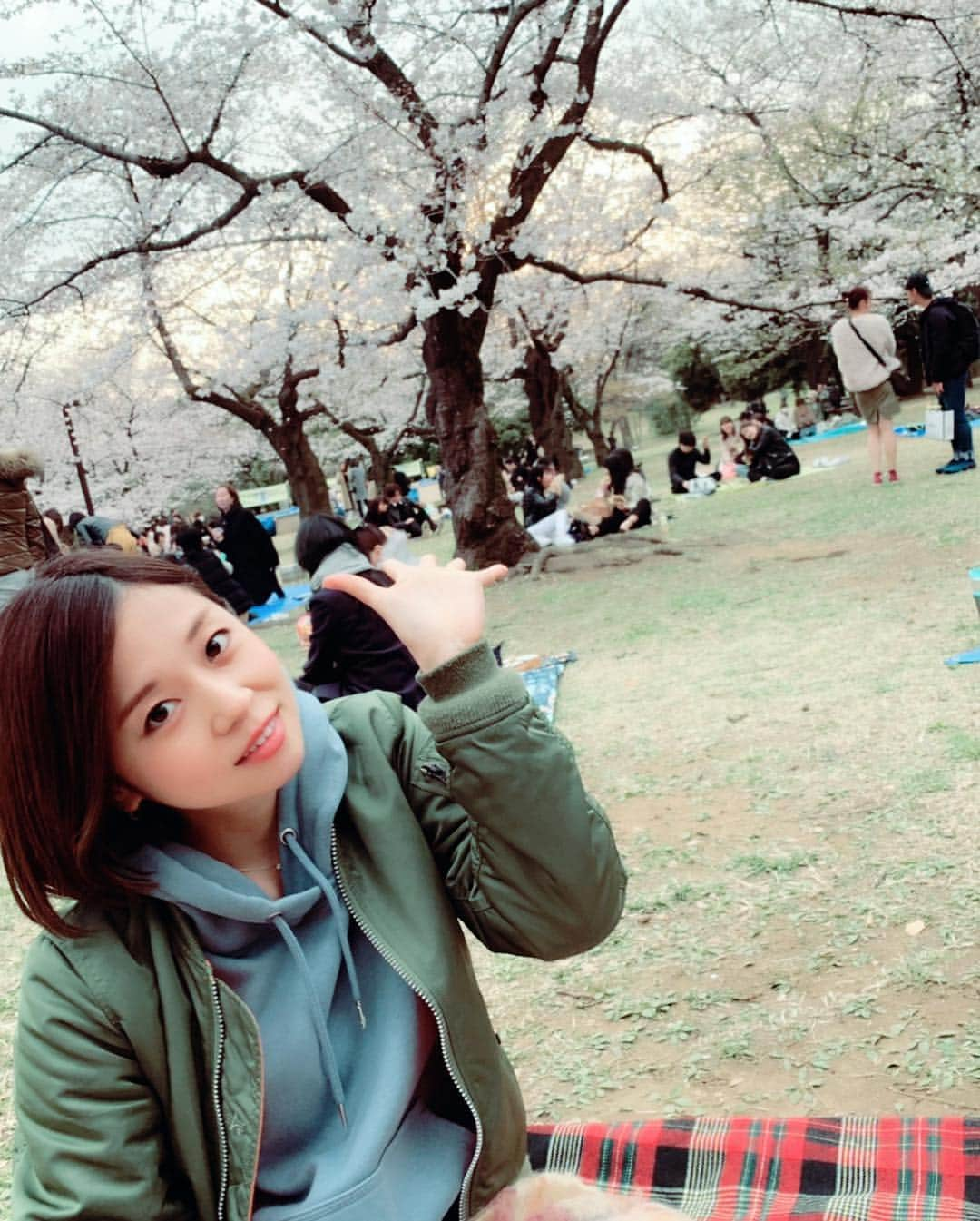 星村麻衣さんのインスタグラム写真 - (星村麻衣Instagram)「昨日は代々木公園でお花見して、その後同級生たちと肉バルへ🌸😊 代々木公園思ったより空いててびっくり❗️🌸🍡 #お花見 #代々木公園 #穴場」3月29日 21時36分 - hoshimuramai