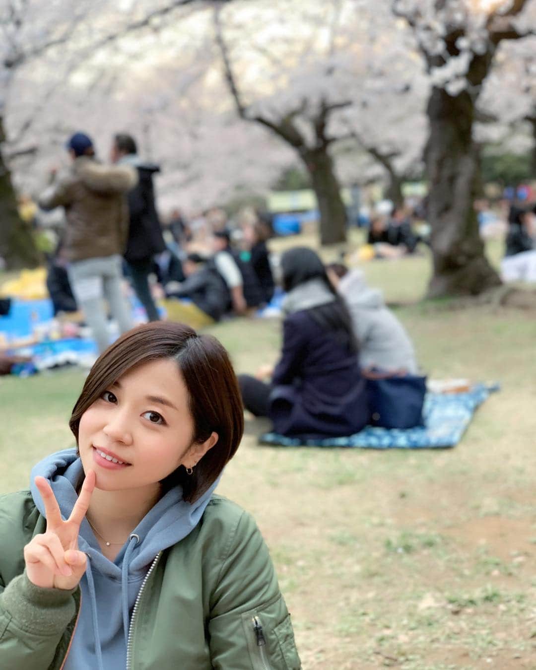 星村麻衣のインスタグラム：「昨日は代々木公園でお花見して、その後同級生たちと肉バルへ🌸😊 代々木公園思ったより空いててびっくり❗️🌸🍡 #お花見 #代々木公園 #穴場」