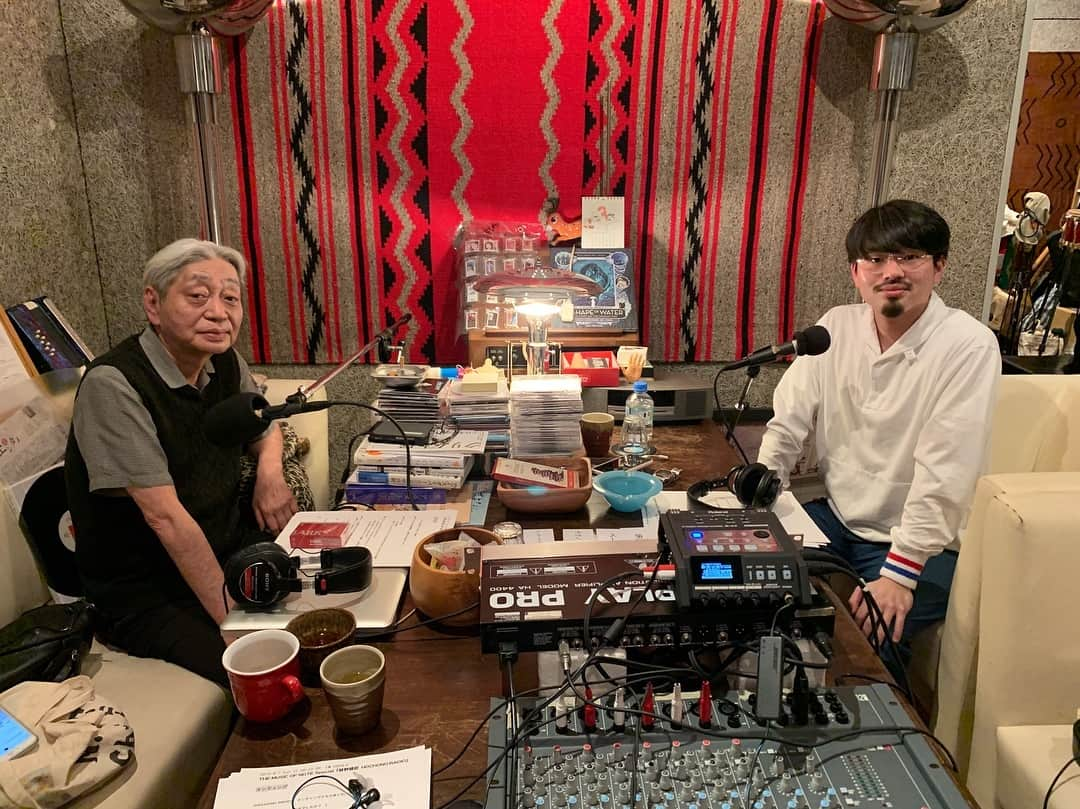 ハマ・オカモトさんのインスタグラム写真 - (ハマ・オカモトInstagram)「細野晴臣さんのラジオ番組 InterFM897 「Daisy Holiday！」 にハマ・オカモト、呼んでいただきました。 約1年ぶりのお呼ばれです。  今回は「ベース」に焦点を当ててお話ししました。 細野さんご自身が "最近では話すことも少なくなった" と仰っていたベースについてのお話し、勉強になることや共感しすぎて笑ってしまうことばかり。 これ、本当に必聴です。  3月31日の放送です。 ちなみにこの日は23:30-24:00のOAだそう、 お間違いなく。  #細野晴臣」3月29日 21時47分 - hama_okamoto