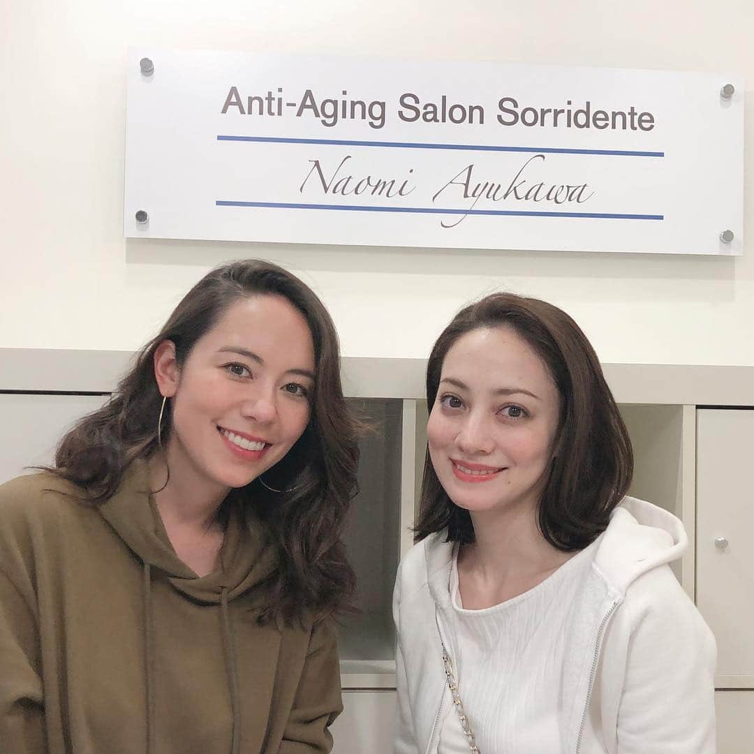 英玲奈さんのインスタグラム写真 - (英玲奈Instagram)「今日は、2回目の#antiagingsalonsorridente  でした！ 初回は痛すぎて叫びながら施術を受けた私でしたがw 今回は前回ほどの痛みは無かった！ 最近本当に体がバキバキで、 首背中が全く動かなかったんだけど、 もう見た目から変えてもらった(*´∇｀*) 体がかなり軽くなりました！！ 体の巡りを良く活性化するので、 痩せたい方だけでなく、体質改善したい方、単純に疲れを取りたい方にも効果あると思う！ ２つの機械を使ってほぐして行くんだけど、最後に丁寧なハンドマッサージもしてくれるの。 またそのマッサージがゴッドハンドでして、、、 3回目から効果がわかるよ！ って言われてたけど、私は初回からかなり実感してました。 次回行くのがまた楽しみ╰(*´︶`*)╯♡」3月29日 21時41分 - erena_erenyan