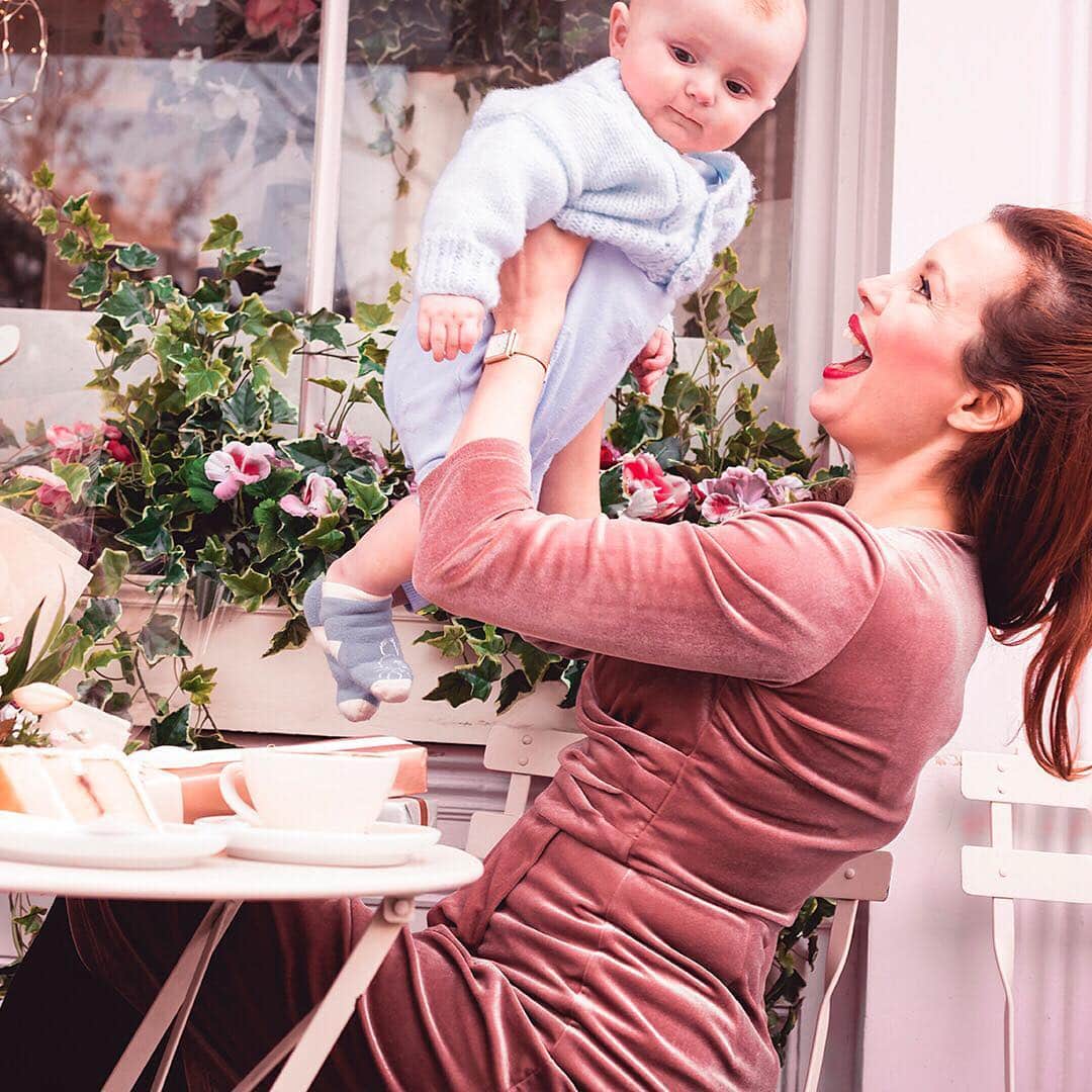 Henry London Official page of Britishさんのインスタグラム写真 - (Henry London Official page of BritishInstagram)「Time is the most precious gift of them all 💕 Our stylish Heritage Square as worn by new mummy @annettekellow. You can still use code MUM20 for 20% off. . . . #henrylondon #henrywatches #womenswatches  #mothersday #mothersdaygifts #mothersday2019 #mothersdayideas #personalisation #rosegoldeverything #mum #giftsforher #watchphotography #rosegold #loveyourmum #everydayluxury #gift #giftsforwomen #loveher #watchlover #indulge #watches #mumsarethebest  #giftsformum #BFFgoals #squarewatch #mumandbaby #newmummy #familytime」3月29日 21時41分 - henrywatches