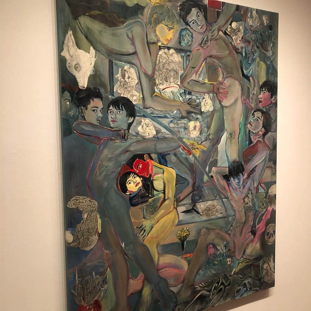 軍地彩弓さんのインスタグラム写真 - (軍地彩弓Instagram)「世界で一番尊敬している、ドリス・ヴァン・ノッテン様に会えるという奇跡。 原美術館であすから開催される「INTERPRETATIONS, TOKYO 17世紀絵画が誘う現代の表現展」にて。 蜷川実花ちゃんの作品も展示されていて、ドリスの絵画の解釈が素晴らしく、アートとファッションのボーダーがなくなっている。 来年末閉館になる原美術館と借景の桜を愛でながら。 素晴らしい夜でした。 @driesvannoten #原美術館」3月29日 21時45分 - sayumi7