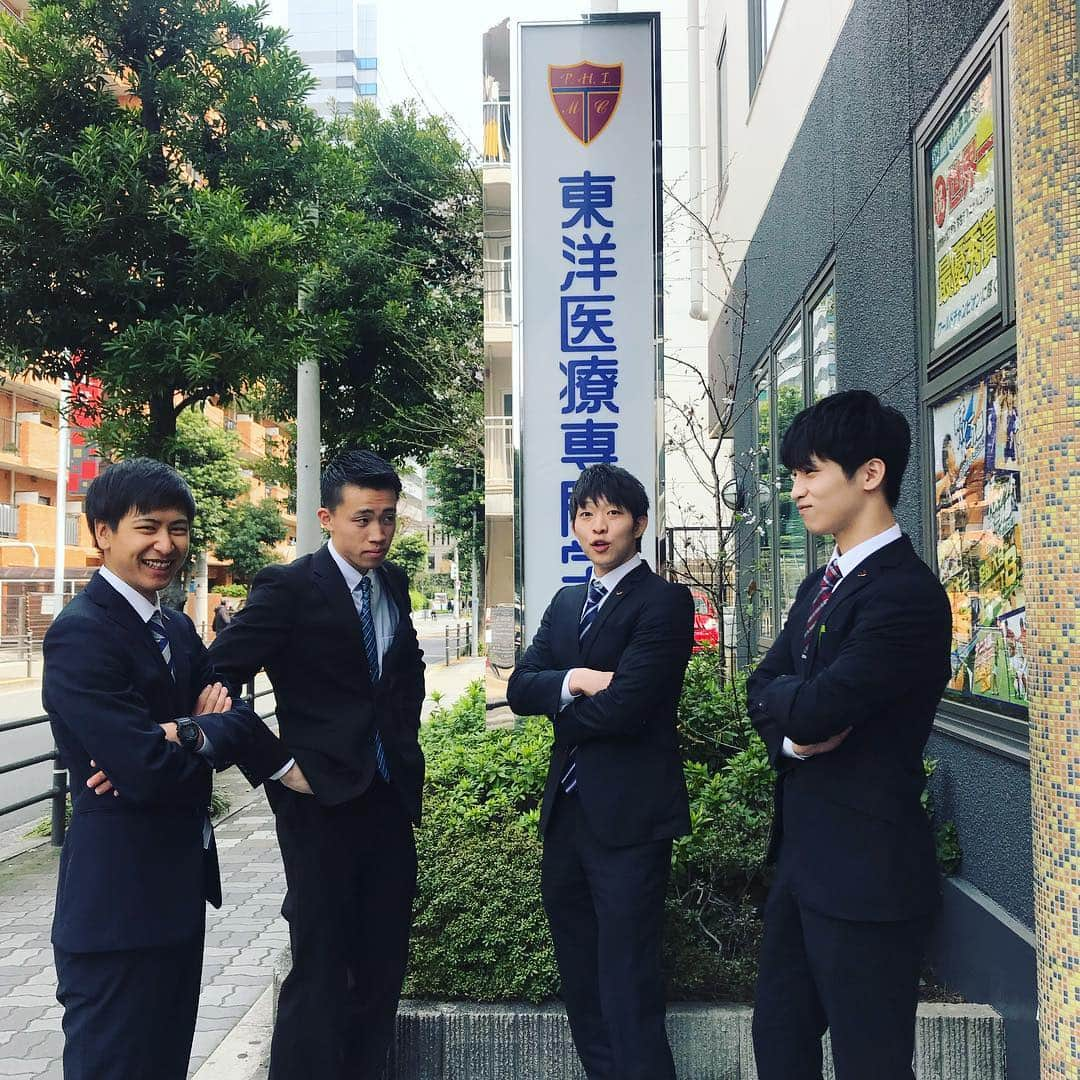 東洋医療専門学校さんのインスタグラム写真 - (東洋医療専門学校Instagram)「☺︎☺︎☺︎ . ＼ 🚑学校生活 のぞき見🚒／ . 救急救命士学科 2年生☀️ 昼間部・夜間部共に 病院実習を終えました😊👏 . みなさん本当にお疲れさまでした！🌷 . もうすぐ新3年生！ 立派な救急救命士目指して頑張っていきましょう💪 . #東洋医療専門学校 #東洋のぞき見 #救急救命士学科 #2年生 #病院 #実習 #お疲れ様でした . #スーツ #4人組 #ありがとう #いろんな #ポーズ #してくれました #1病院実習終了！ #2みんなお疲れ様でした！ (シンキングタイム) #3もうすぐ3年生 #4春休み明けてからまたみんなで一緒に頑張っていこう . #東洋 #医療 #専門学校 #新大阪 #歯科技工士 #救急救命士 #鍼灸師 #柔道整復師 #楽しい学校生活」3月29日 21時43分 - toyo_medical_college