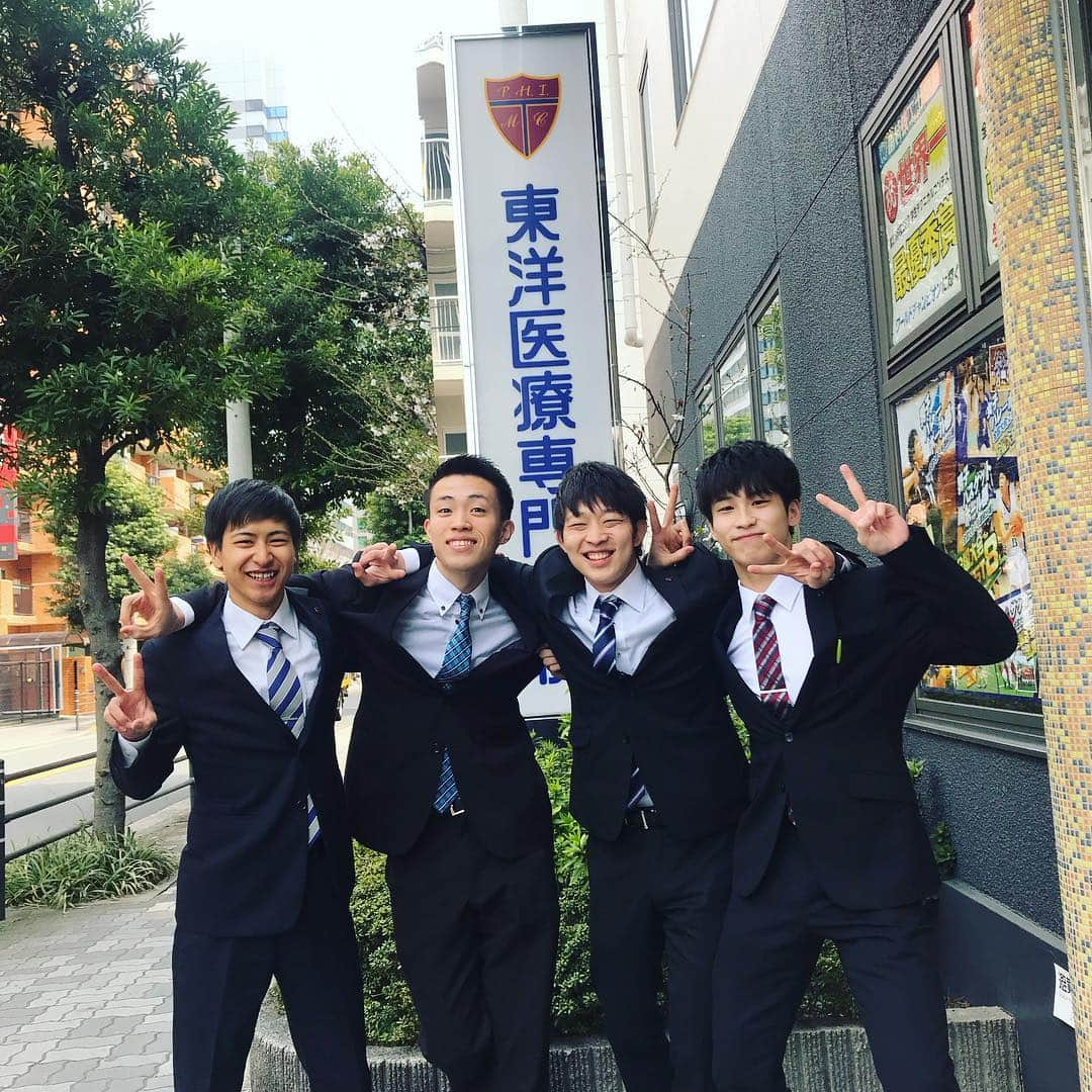 東洋医療専門学校さんのインスタグラム写真 - (東洋医療専門学校Instagram)「☺︎☺︎☺︎ . ＼ 🚑学校生活 のぞき見🚒／ . 救急救命士学科 2年生☀️ 昼間部・夜間部共に 病院実習を終えました😊👏 . みなさん本当にお疲れさまでした！🌷 . もうすぐ新3年生！ 立派な救急救命士目指して頑張っていきましょう💪 . #東洋医療専門学校 #東洋のぞき見 #救急救命士学科 #2年生 #病院 #実習 #お疲れ様でした . #スーツ #4人組 #ありがとう #いろんな #ポーズ #してくれました #1病院実習終了！ #2みんなお疲れ様でした！ (シンキングタイム) #3もうすぐ3年生 #4春休み明けてからまたみんなで一緒に頑張っていこう . #東洋 #医療 #専門学校 #新大阪 #歯科技工士 #救急救命士 #鍼灸師 #柔道整復師 #楽しい学校生活」3月29日 21時43分 - toyo_medical_college