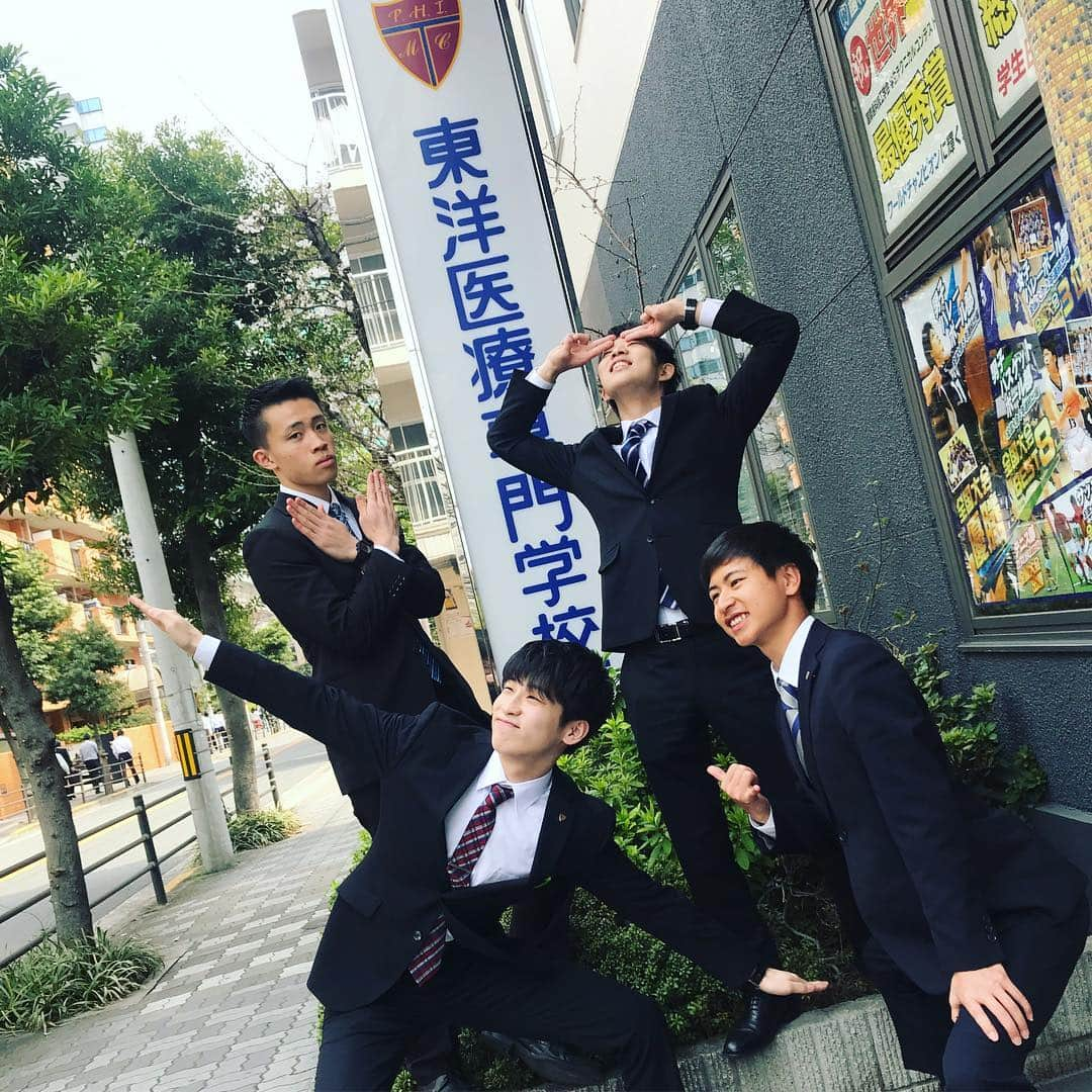 東洋医療専門学校さんのインスタグラム写真 - (東洋医療専門学校Instagram)「☺︎☺︎☺︎ . ＼ 🚑学校生活 のぞき見🚒／ . 救急救命士学科 2年生☀️ 昼間部・夜間部共に 病院実習を終えました😊👏 . みなさん本当にお疲れさまでした！🌷 . もうすぐ新3年生！ 立派な救急救命士目指して頑張っていきましょう💪 . #東洋医療専門学校 #東洋のぞき見 #救急救命士学科 #2年生 #病院 #実習 #お疲れ様でした . #スーツ #4人組 #ありがとう #いろんな #ポーズ #してくれました #1病院実習終了！ #2みんなお疲れ様でした！ (シンキングタイム) #3もうすぐ3年生 #4春休み明けてからまたみんなで一緒に頑張っていこう . #東洋 #医療 #専門学校 #新大阪 #歯科技工士 #救急救命士 #鍼灸師 #柔道整復師 #楽しい学校生活」3月29日 21時43分 - toyo_medical_college