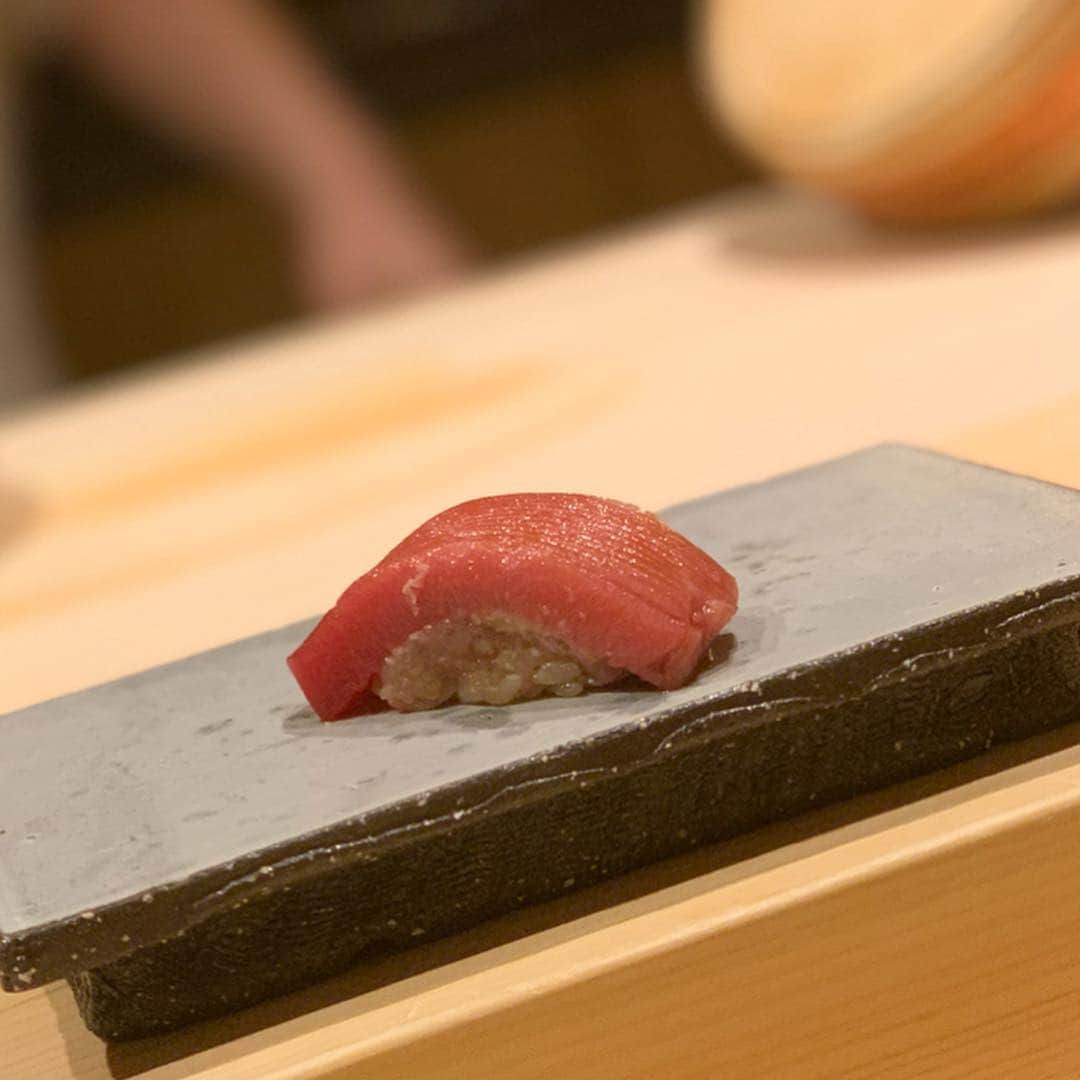 吉田美紀さんのインスタグラム写真 - (吉田美紀Instagram)「・ 先日の初訪問『鮓ふじなが』 とろけました♡ ・ 大将のお人柄と食材に対する情熱を感じながら いただく芸術の数々。 ・ 最高の時間をありがとうございました✨✨ ・ #sushi #azabujuban #ふじなが #鮓ふじなが #麻布十番 #寿司 #鮓」3月29日 21時43分 - miki__yoshida