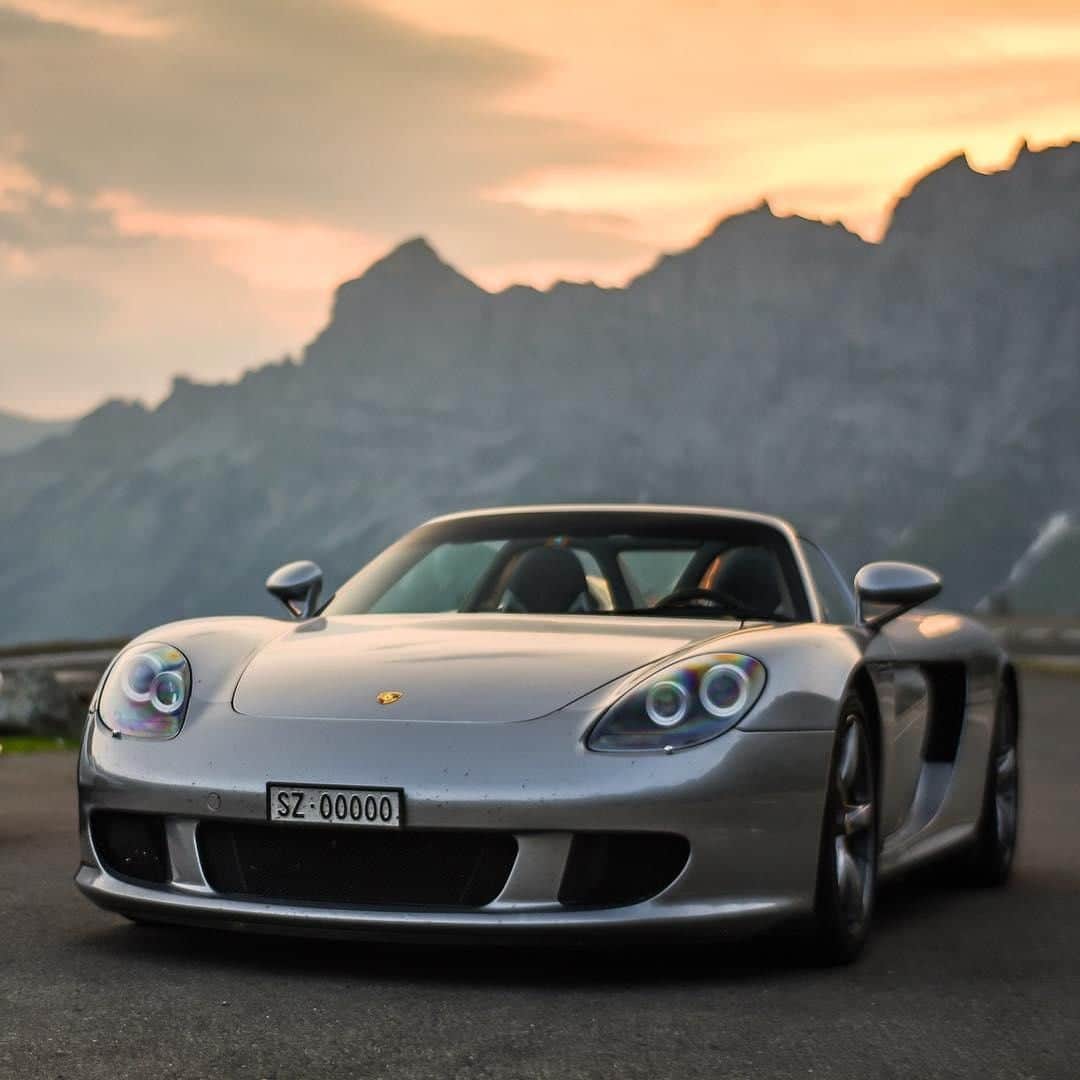 Porscheさんのインスタグラム写真 - (PorscheInstagram)「Always raring to roll – even when still. The iconic Carrera GT on tour through the Swiss Alps. #PorscheMoment #Porsche #CarreraGT (📸: @rpm.ch)」3月29日 21時45分 - porsche