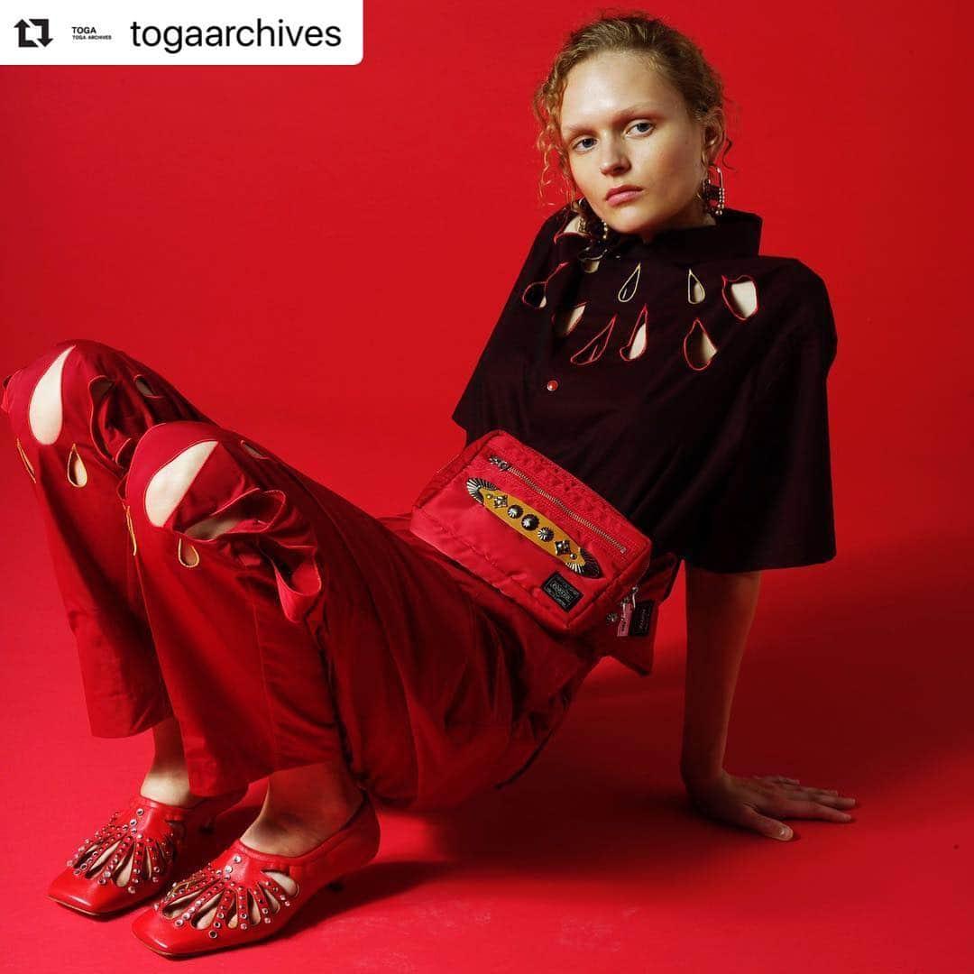 PORTER STANDさんのインスタグラム写真 - (PORTER STANDInstagram)「こんばんは。 いよいよ明日、PORTER STAND品川駅店にて「TOGA TRUNK SHOW」が開催されます。 期間中は、「TOGA PULLA × PORTER」コラボレーションアイテムをはじめ、コレクションのデザインをデイリーシーンに落とし込んだライン「TOGA PULLA」や、50’sクラシックをベースにしたメンズライン「TOGA VIRILIS」のアイテムをバリエーション豊富に展開いたします。  開催期間：2019年3月30日（土）～4月22日（月）  是非この機会にお立ち寄りください。 スタッフ一同、皆様の御来店を心よりお待ちしております。  TOGA PULLA ×PORTERオリジナルアイテムはこちら https://www.yoshidakaban.com/product/series/38637.html  PORTER STAND 品川駅店はこちら https://www.yoshidakaban.com/shopinfo/ps_shinagawa/ 「TOGA PULLA × PORTER」コラボレーションアイテムは、完全数量限定につき、在庫が無くなり次第終了となります。ご予約、お取り置き、通販はお受けしておりません。当日の状況によってはご購入点数を制限させていただく場合や、販売方法を急遽変更させていただく場合がございます。販売に関しては全てスタッフのご案内に従っていただくようお願いいたします。スタッフの指示に従っていただけないお客様へは販売をお断りする場合がございます。予めご了承ください。商品に関するお問い合わせは直接店舗へお願いいたします。  #yoshidakaban #porter #吉田カバン #ポーター #luggagelabel #porteryoshida #madeinjapan #japan #porterstand #shinagawa #tokyo #station #trunkshow #toga #togaarchives #togapulla #beltbag #meshbag #bonsac」3月29日 21時56分 - porter_stand