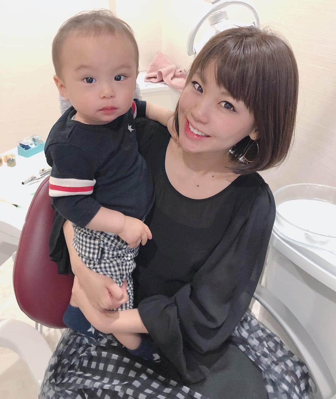 のインスタグラム：「🦷💕 ・ 息子ちゃんのスイミング前に 朝から 歯の #ホワイトニング 😁✨ #ブランデンタルケアクリニック  @burandentarukea へ行ってきたよ💗 ・ 今日も良い子にしてくれてありがとう😭 歯が白くなると気分も上がる！！！💗 ほんと綺麗なお姉さんに弱い息子です✨笑 ・ #ホワイトニング #歯医者 #学芸大学 #クリーニング」
