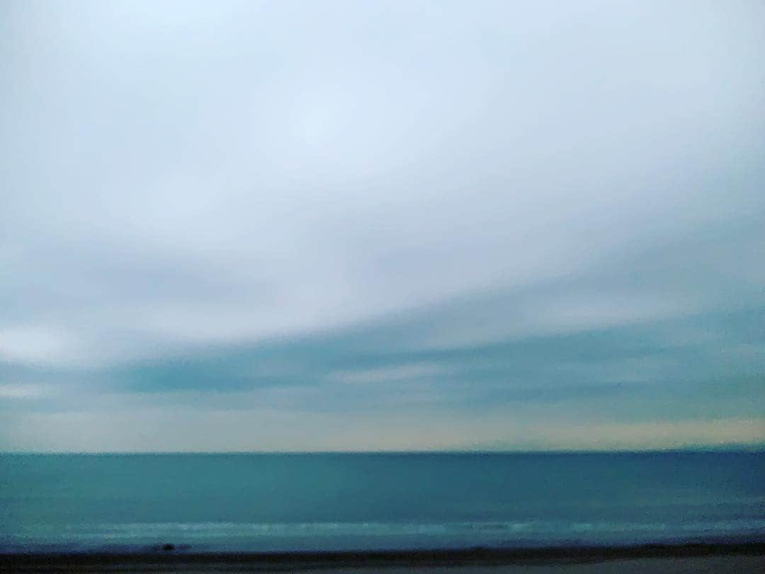 武田双雲さんのインスタグラム写真 - (武田双雲Instagram)「晴れやかな青空も好きだけど  今日のような 薄暗い曇り空も好き。  人の心も。  双曇」3月29日 21時52分 - souun.takeda