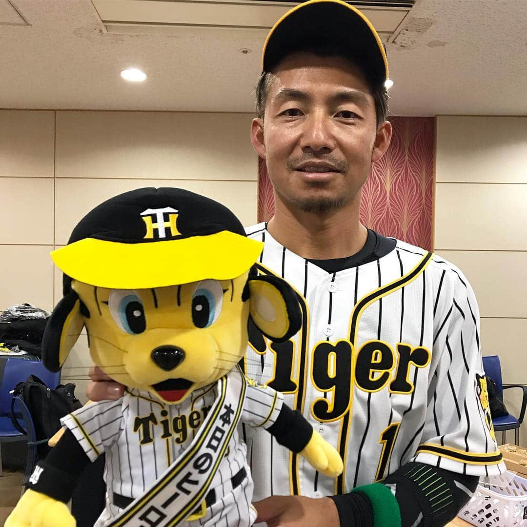 阪神タイガースさんのインスタグラム写真 - (阪神タイガースInstagram)「今日のヒーローは鳥谷選手‼️ #鳥谷敬 選手 #今日のヒーロー #ナイスゲーム #todayshero  #ぶち破れオレがヤル」3月29日 21時53分 - hanshintigers_official