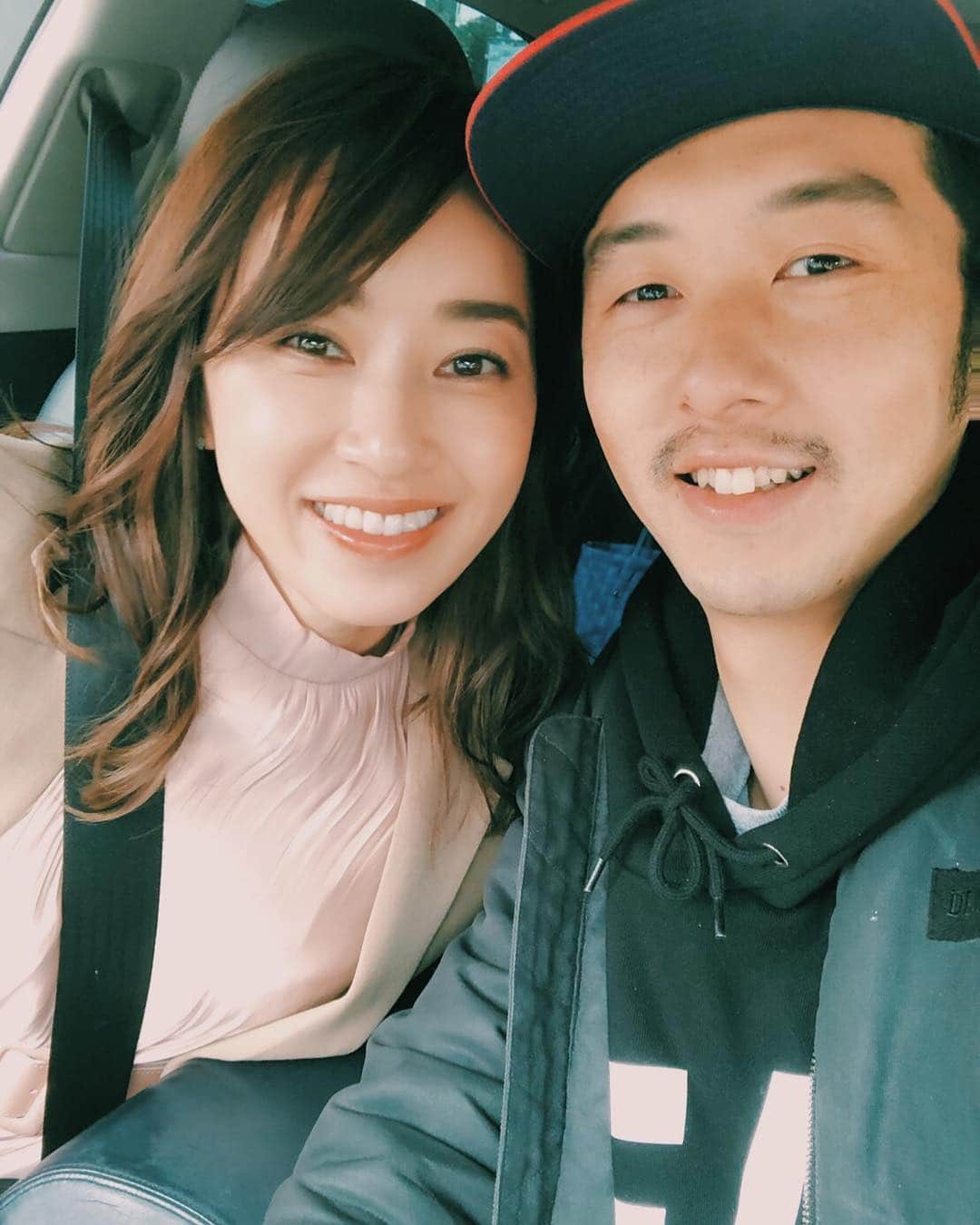 柴田翔平のインスタグラム：「久しぶりに仁香と写真撮ったな笑 最近仕事の作業が忙しくてというか、常に追われてる意識がとれなくて、オンとオフの切り替えがうまく出来てない自分がいましたがやっぱりきちんと休む時は休まなきゃなと痛感💦僕ら夫婦を応援してくれる方々のためにたくさん更新出来るように頑張ります😅仁香は常にファンのみんなのためにあーしよう。こーしよう。と提案しています💪🏾フリーズしてる僕をみんな許してー🚴www #最近毎日着てるパーカーは @windandsea_wear  #今度コーディネート写真アップします #インスタライブもまたやりまーす」