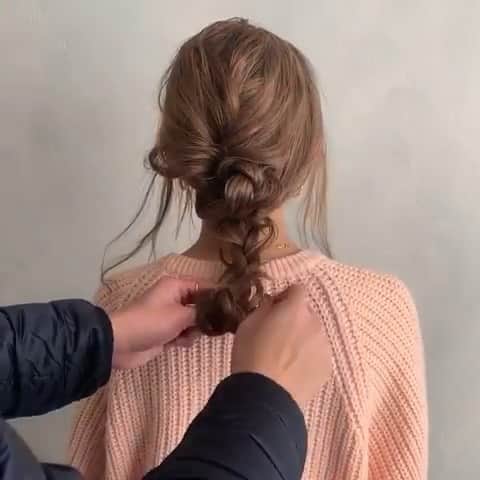 のインスタグラム：「✔style by @taiki0726 【 #ALBUM動画_アレンジ_ロング 】 ↑別パターンはこちら↑ . cut + color ¥3,500~ double color ¥8,000~ treatment ¥2,000~ etc... ※店舗により料金が異なります。 . . これ出来たら間違いなくオシャレで可愛いですよー✨ . . こちらのスタイルは 原宿店の桑原 大貴（ @taiki0726 ） が担当いたしました！ . 何かご不明点がございましたら お気軽にコメントください。 . 担当スタイリストからも コメントいたします！ . ALBUM（ @album_hair ） . . 【お問い合わせ先】 ALBUM OFFICE TEL / ‪03-6712-5547‬ FAX / ‪03-6712-5548‬ MAIL / info@album-hair.com . . . #ロング #ロングヘア #美容室 #ヘアスタイル #ヘアセット #カラー #ハイライト #グレージュ #外国人風カラー #ハイライトカラー #ヘアアレンジ #アレンジ #編み込み #前髪 #インサ#美容師 #髮型 #髮型師 #髮型設計#攝影 #染髮 #发型 #護髮 #日系髮型#ทรงผม #헤어 #염색 #단발머리 #haircolor」