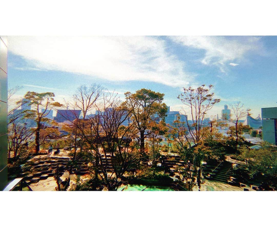 ダンソン・タンのインスタグラム：「🌞🌞🌴🌴🏢🏢 #唐禹哲 #DT視角#HOTHEART #SEVENDAYS #DT」