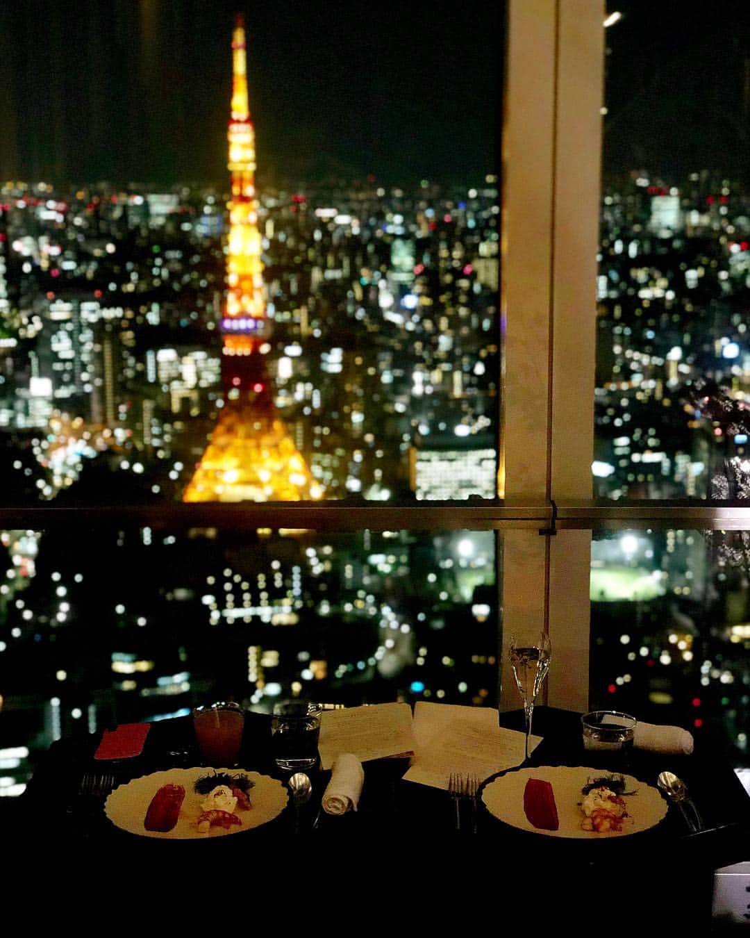 黒田麻理耶さんのインスタグラム写真 - (黒田麻理耶Instagram)「. 夜景と桜を観ながらディナー🍽🌸 . アンダーズ東京52階のルーフトップバーにて 4月14日まで開催中の「Sakura dinner」に お招きいただき参加してきました👩‍❤️‍👩 . 素晴らしいロケーションでのコースディナー、 夜景も桜も同時に見られて満足でしかない😆❤️ . 特別な時間を過ごさせていただきました☺️ . #andaztokyo  #アンダーズ東京  #さくらガーデン #sakuragarden  #虎ノ門ヒルズ  #虎ノ門 #夜桜  #ルーフトップバー  #夜景  #nightview」3月29日 21時58分 - mariya_kuroda