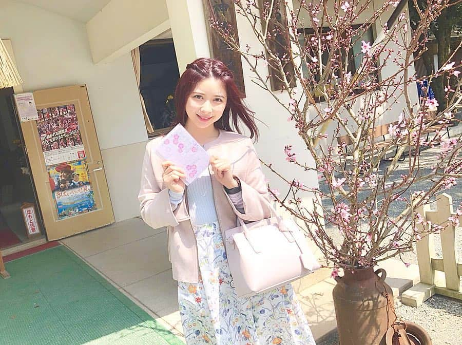 綾瀬麗奈さんのインスタグラム写真 - (綾瀬麗奈Instagram)「⛩🌸 . . 「御朱印集め」はじめました☺️🌸 ほんっとに今更ながらなんだけど、 何年も前から始めようとは思ってたんだけど、 やっとデビューです🐰💐 歴史を学びつつも、 引きこもりがちなので外に出るキッカケになれば と思いまして☺️✨ 2枚目が謎すぎて← . . . #熊本城 #加藤神社 #加藤清正公 #熊本観光 #熊本旅行 . #御朱印 #御朱印帳 #御朱印デビュー #御朱印帳デビュー #御朱印集め #御朱印の旅 #御朱印スタグラム #御朱印部 #御朱印女子 #綾瀬麗奈の御朱印集め . #綾瀬麗奈 #アイドル #dela #役者 #名古屋 #nagoya #名古屋観光文化交流特命大使 #トレーニング女子 #筋トレ女子 #御朱印ガール #りんご飴 #ハムスターのいる生活 #tiktok #tiktokjapan #ティックトッカー」3月29日 21時58分 - ayasereina