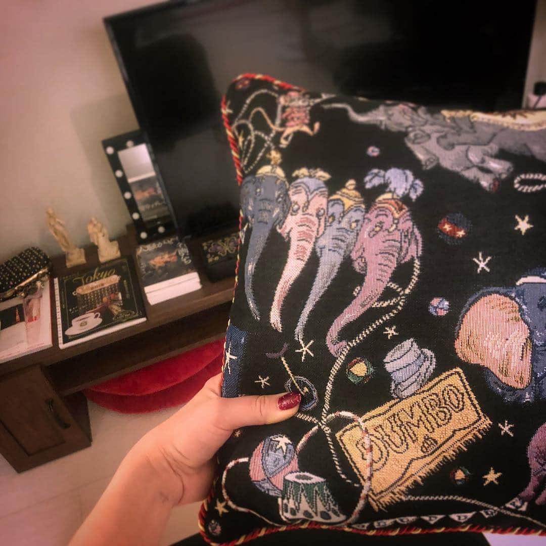 莉奈さんのインスタグラム写真 莉奈instagram イクスピアリの中のディズニーストアで買ったダンボのクッション 私の部屋のイメージにぴったりで一目惚れしてしまいました イクスピアリ ディズニーストア ダンボ 部屋 模様替え クッション