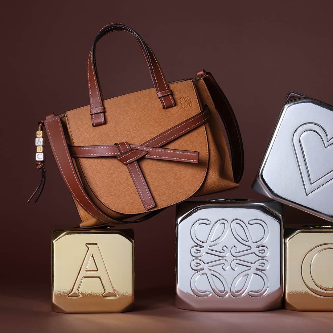 Loeweさんのインスタグラム写真 - (LoeweInstagram)「Add a personal touch to your #LOEWE bag with our new Personalisation Charms. Available in selected stores. #MothersDay」3月29日 22時00分 - loewe