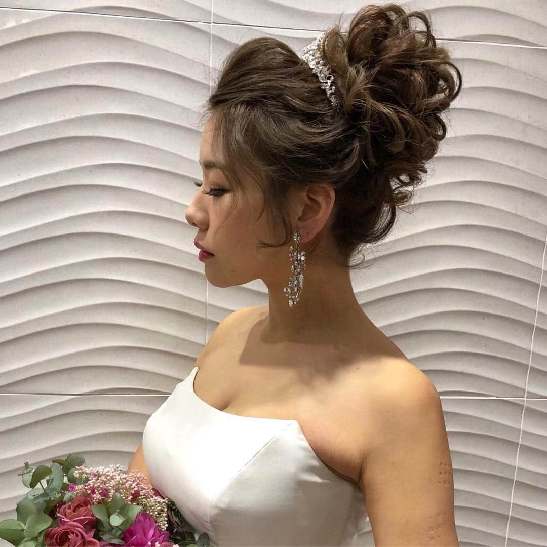 のインスタグラム：「今日は丸の内のロケーション撮影のヘアメイクを担当させて頂きました♡ 高さのあるティアラに高めアップを。 出張ブライダルヘアメイクご予約可能日 4月29日 5月4,6,11日 6月8,16日 7月余裕あり 全国出張も可能です。 メニュー料金表はホームページにございます。 お気軽にお問い合わせくださいませ♡ ブライダル→ @blanche_bride  サロン→ @blanche_ginza  #ヘアアレンジ #ヘアセット #ヘアスタイル  #ブライダル #ブライダルヘア  #ウェディングドレス #ウェディングヘア  #美容師 #結婚式 #花嫁 #プレ花嫁 #結婚式準備 #前撮り  #グラハイ花嫁 #美容師 #アントニオリーヴァ #ヘアメイク #シニヨン #和装ヘア  #和装 #色打掛 #白無垢 #和髪 #sissi  #2018冬婚 #2019冬婚 #2019春婚 #2019夏婚」