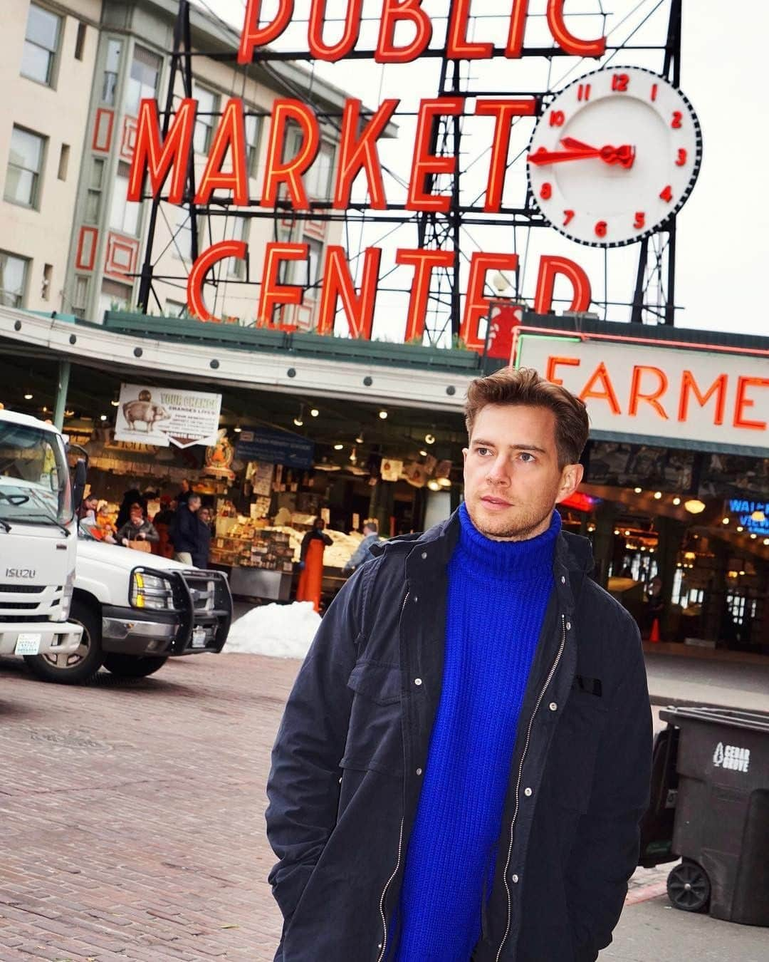 ASOSさんのインスタグラム写真 - (ASOSInstagram)「Fleekness in Seattle 👌 📸 @shaecarroll 🔎 ASOS DESIGN blue jumper (1406368) 🗣 Image description: Shae wearing an electric blue roll-neck at a market」3月29日 22時02分 - asos