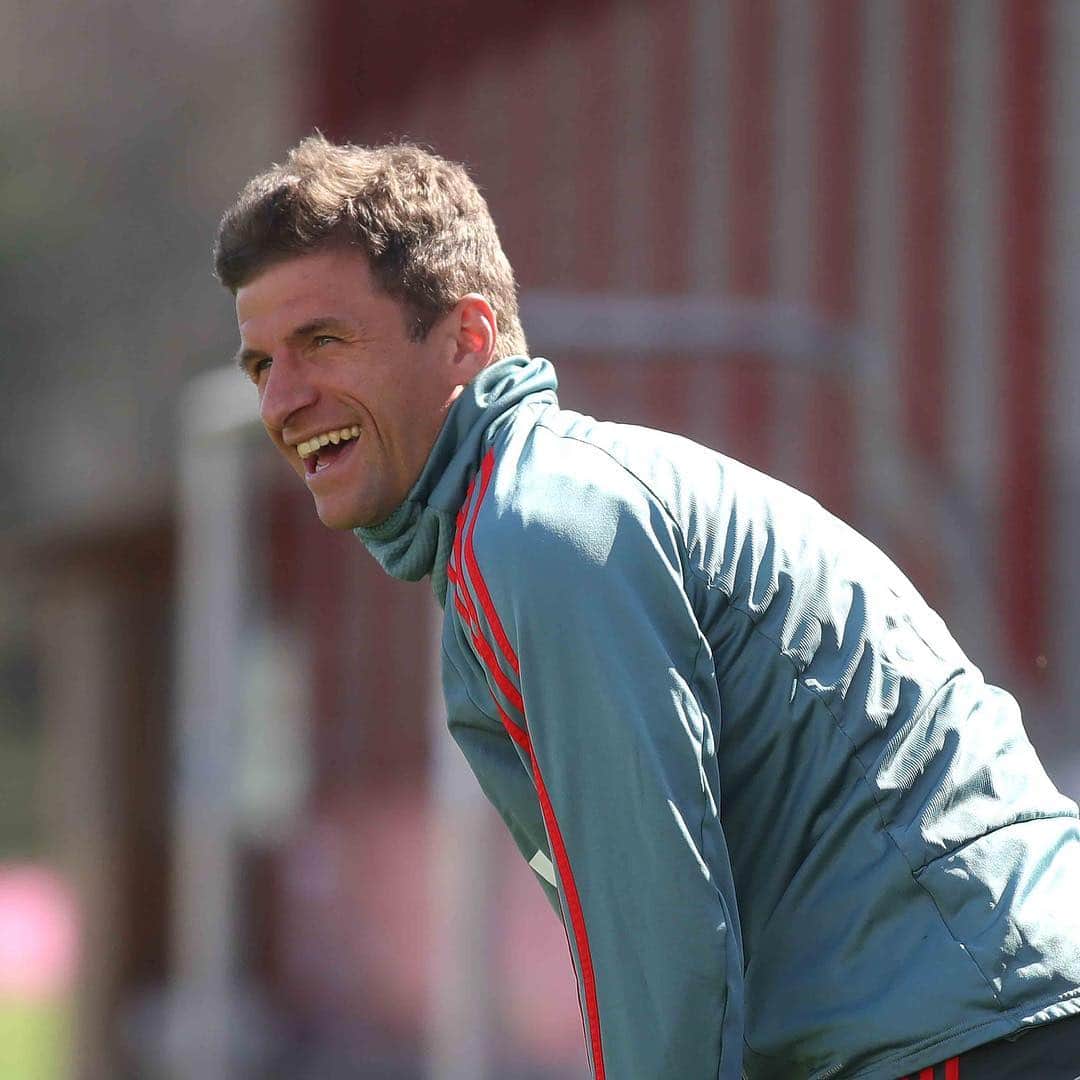 トーマス・ミュラーのインスタグラム：「Have a sunny weekend ☀️😀 #esmuellert #thomasmüller #fcbayern #Wochenende 📷 @alexanderhassenstein」