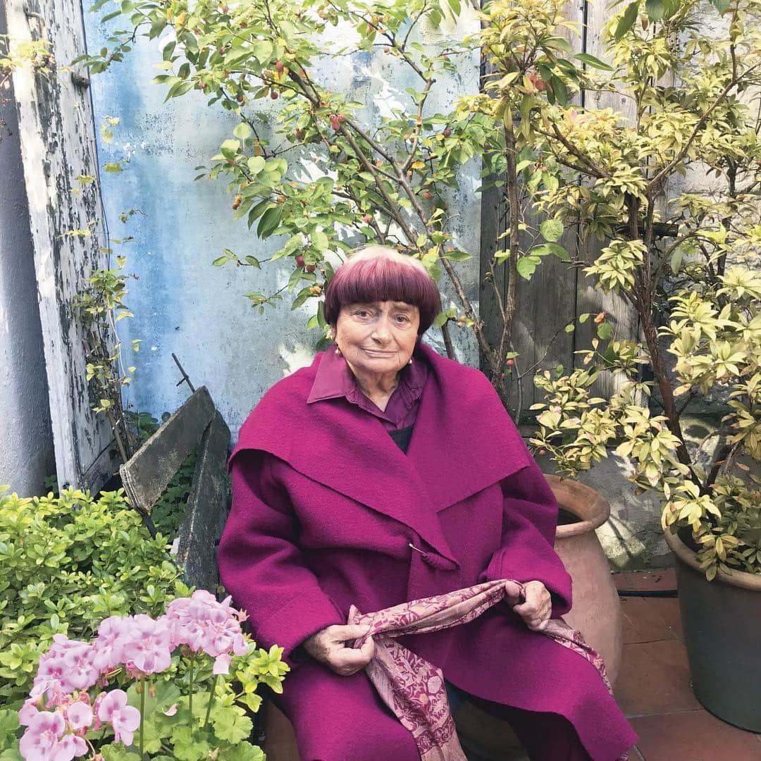 AnOther Magazineさんのインスタグラム写真 - (AnOther MagazineInstagram)「“I didn’t want to be a woman who makes films. I wanted to invent cinema.” Trailblazing filmmaker Agnès Varda has died at 90. One of independent cinema’s most vital and pioneering voices, Varda was a prolific filmmaker until her passing: she is pictured here in her last film, Varda by Agnès, an autobiographical documentary released earlier this year 🖤⁣」3月29日 22時03分 - anothermagazine