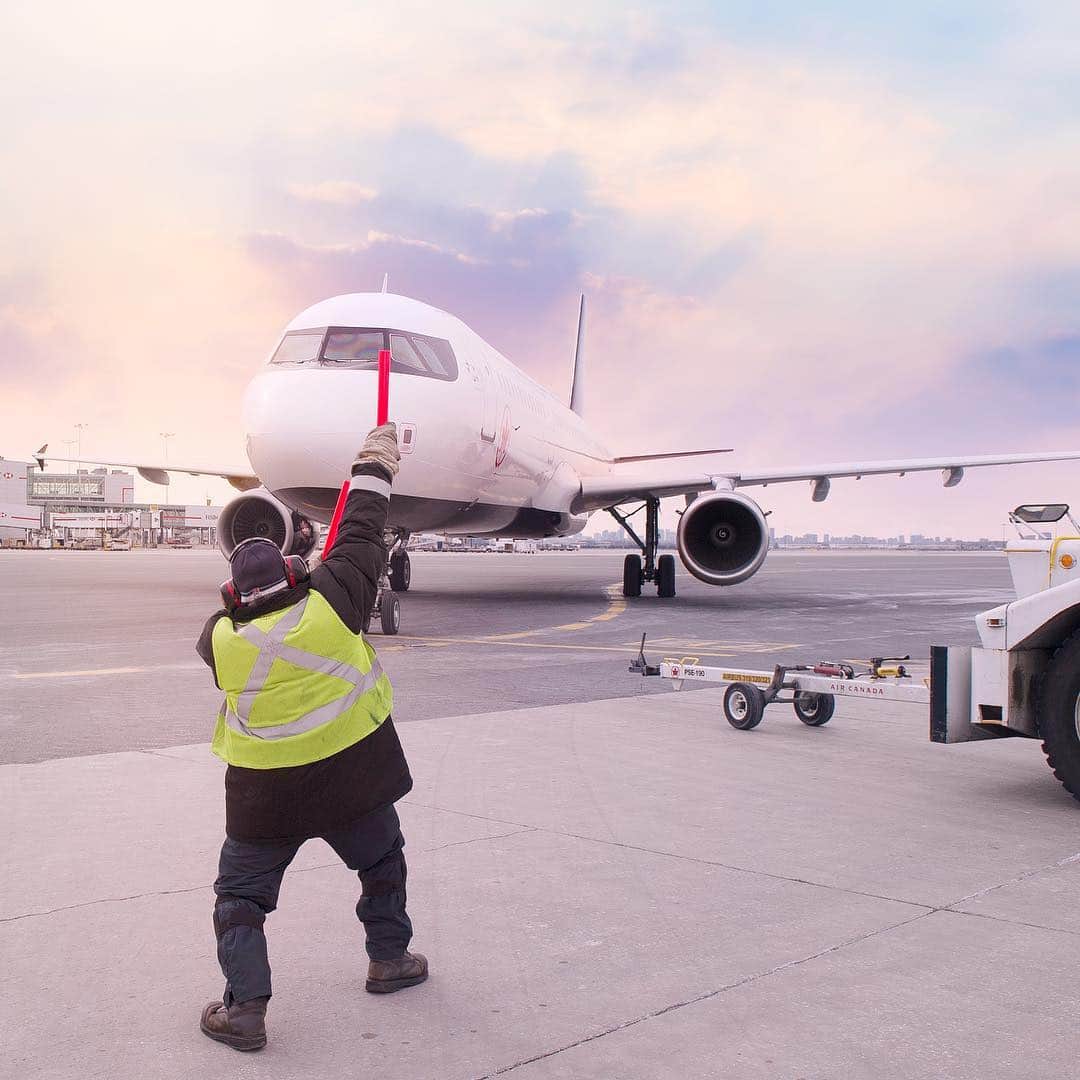 AIR CANADAさんのインスタグラム写真 - (AIR CANADAInstagram)「Hands up if you're ready for the weekend! #fridayfeeling . . Levez la main si vous êtes prêts pour le week-end!」3月29日 22時03分 - aircanada