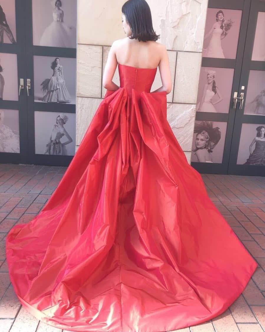 のインスタグラム：「* カラードレス:04-10960 ドレスブランド:JUNO イヤリング:07-8003 * こちらのドレスは ハイアット・リージェンシー福岡 ジュリエッタ by junoのオリジナルカラードレスです。 ----------------------------------------- <お問い合わせ> 💌@dresses_weddingdress へDM 📞 0120-791-249 ご試着予約やレンタル価格など、お気軽にお問い合わせください。 ----------------------------------------- . コーディネートのポイントや詳細は @dresses_weddingdressホーム画面URLへ。 * その他のJUNOのドレスは#JUNO_dresses よりご覧いただけます。 * 素敵だと思ったら、写真をダブルタップ✨ * #ドレッシーズ#JUNO_dresses #JUNO#福岡花嫁 #結婚準備 #結婚式準備 #プレ花嫁 #フォトウェディング #前撮り #福岡プレ花嫁 #プレ花嫁準備#dressy花嫁  #ドレス試着 #ウェディングソムリエアンバサダー #ウェディングニュース #日本中のプレ花嫁さんと繋がりたい #花嫁準備 #ドレス試着 #ウェディングドレス試着#カラードレス試着#赤ドレス#レッドドレス#お色直しドレス」