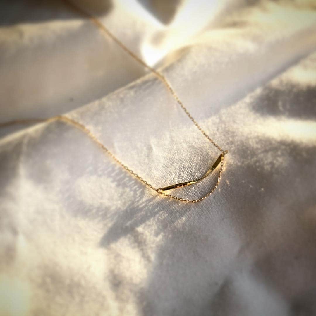 JUPITERさんのインスタグラム写真 - (JUPITERInstagram)「緩やかにねじれたリボンがカーブを描くネックレス。 たゆたうリボンの軸跡のようなチェーンと一緒に揺れてきらめき、軽やかな動きを胸元に作ります。  一粒ダイヤ系デザインとの重ね着けと相性が良く、甘さ控えめなモダンな表情をお楽しみいただけます。  #necklace#k10#modan#k10necklace#jewelry#fashion#instjewelry#instfashion#JUPITER#DAIKANYAMA#tokyo#ネックレス#k10ネックレス#モダン#リボン#ジュエリー#ファッション#ジュピター#代官山#東京」3月29日 13時11分 - jupiterjewelry_official