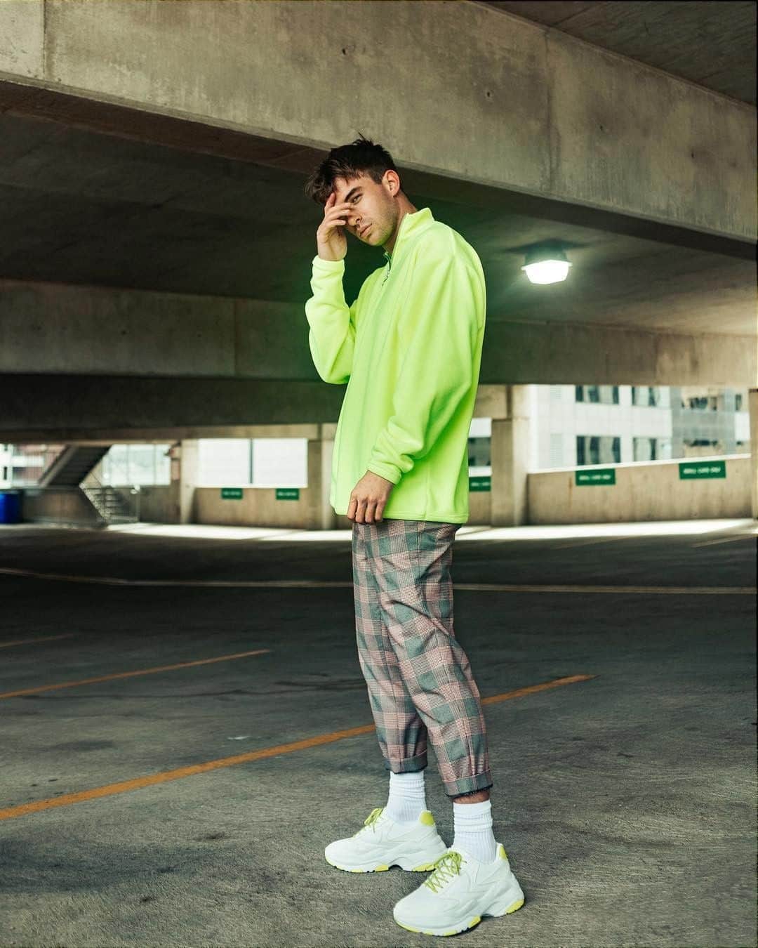 ASOSさんのインスタグラム写真 - (ASOSInstagram)「An outfit recipe: mix together equal parts neon and checks, then add a dash of white sneaker. Garnish with admiration 👨‍🍳 📸 @asos_aaron 🔎 ASOS DESIGN trousers (1361416) and neon fleece (1410832) 🗣 Image description: Aaron wearing a neon top and check trousers」3月29日 13時12分 - asos