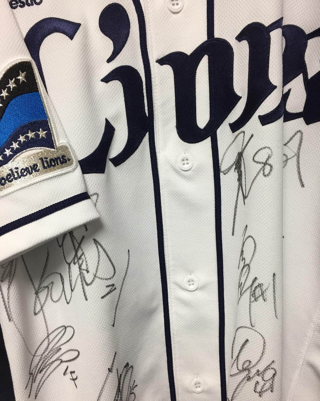 岡本篤志さんのインスタグラム写真 - (岡本篤志Instagram)「いよいよ2019年プロ野球開幕！ . 今年のライオンズは楽しみだ！ . 連覇がかかっている！ . お宝！ 引退試合のライオンズ選手サイン入りユニフォーム！ . #プロ野球開幕 #プロ野球#2019 #パリーグ #セリーグ #埼玉西武ライオンズ  #連覇#お宝 #ユニフォーム  #外国人材#人材紹介 #エンジニア #特定技能#株式会社lmk」3月29日 13時03分 - a.okamoto22