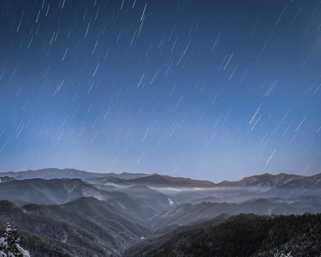Canon Asiaのインスタグラム：「“It is only after waiting in this cold -7°C snow for five hours that I finally managed to catch a glimpse of the sun rise.” 🌨️. 📷 Image by @satoshi_m194 shot using the Canon EOS Kiss X7 | Canon EF-S10-18mm F/4.5-5.6 IS STM | ISO 100 | 1/20s | f/11 | 12mm.  Want your photos to be featured too? Tag them with #canonasia or submit them on My Canon Story, link in bio!  #canonasia #photography #landscapephotography #igjp #landscape #travelphotography #travel #japan」