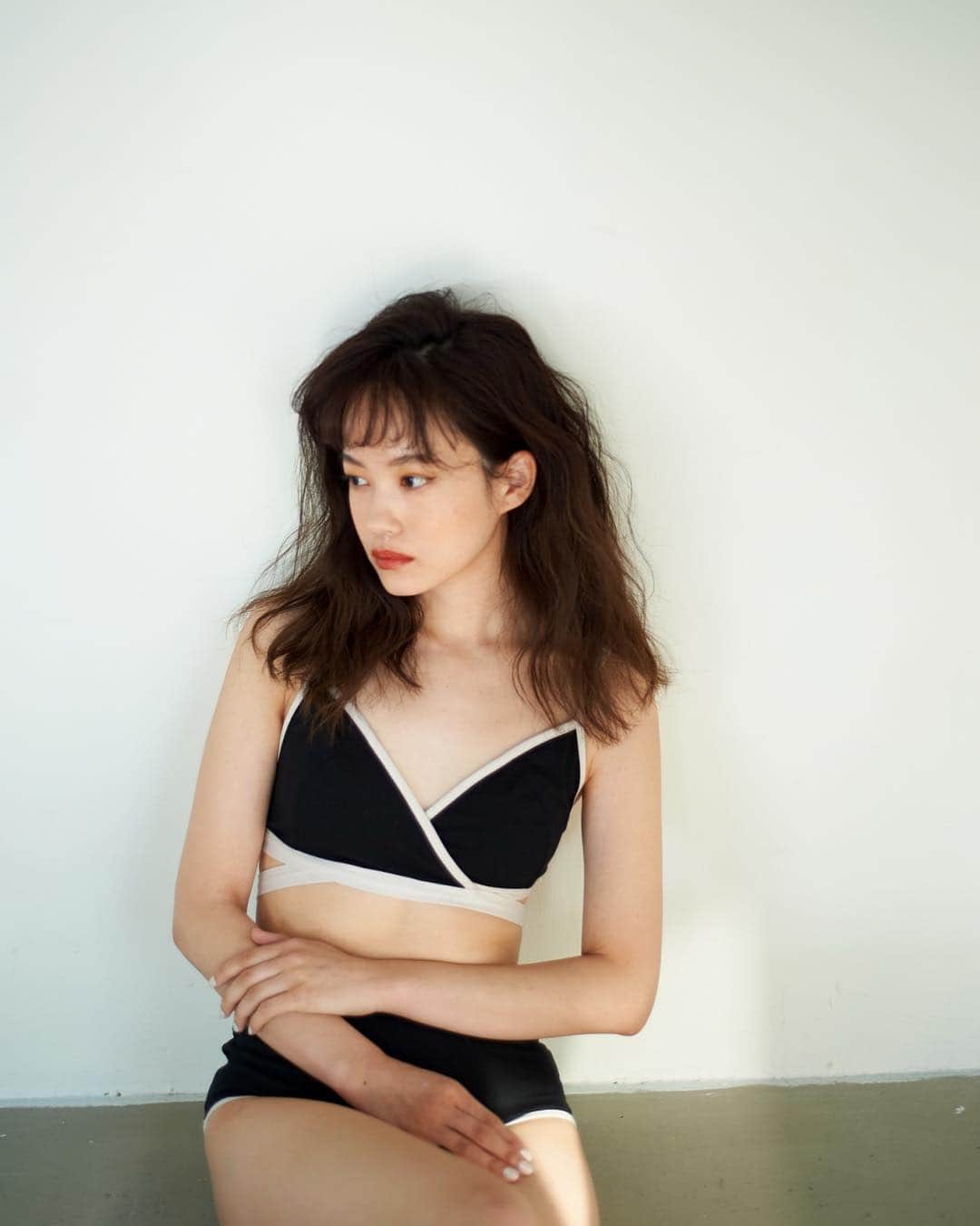 花盛友里のインスタグラム：「可愛いかわいい志乃ちゃんにコラボで作った下着着てもらいました。 うっれしー！ かわいい♡  4/18から @ravi.me にて発売開始だーよー！ リボンは前で結んでも後ろで結んでも♡」