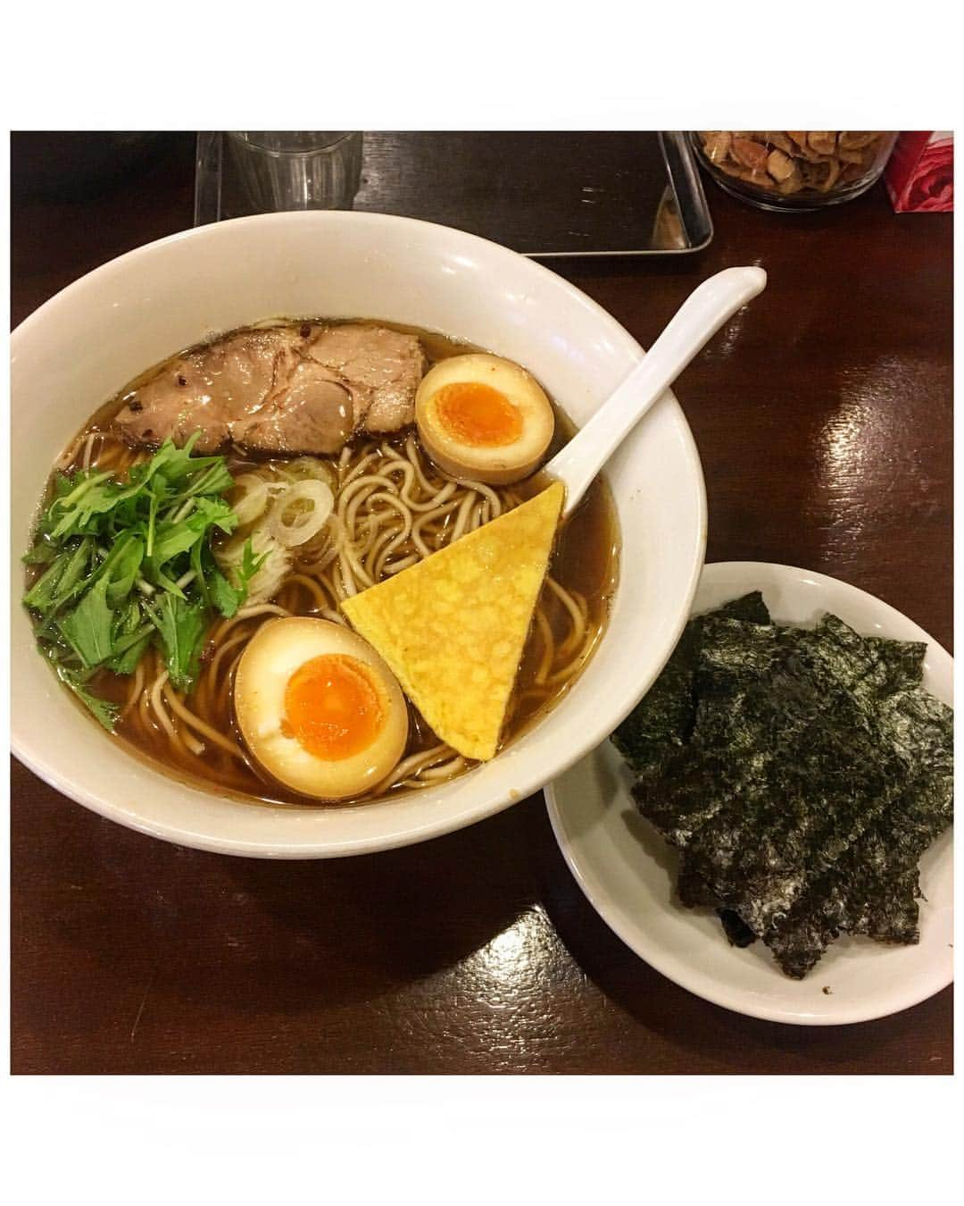 渡邉ひかるのインスタグラム：「純天だしラーメン アートマサシヤ@神泉 特製ラーメン旨口 850円 ・ ・ ・ ・ 目立たないひっそりとした、ラーメン屋とはまた違った喫茶店の雰囲気を醸し出している外観。 路地に入っていくので、フラッと立ち寄るというよりは、調べて向かう人が多いのかも？ 看板には、ベビーカー入店可、子供ラーメンもあるとの文字があるので、お子さん連れの方でも安心。 閉店間際の15時前に伺ったので先客は、私の前に男性が1人。 カウンター席とテーブル席。 夫婦らしい2人がやっているのでなんだか、ほっこり。 待つこと数分で着丼。 刻みネギ、半熟煮卵、チャーシュー、薄焼き卵、海苔は水分を吸わないように別盛りで。 スープはあっさりな清淡スープで、魚介系和風スープといった印象。 化学調味料を一切使用していなく、無化調・無添加ラーメンなので、健康に気をつけてる方にも◯。 酸味を少し感じる、シンプルな奥深さ。 机上にある、油かすをセルフサービスでトッピングすることが出来るが、それもまた甘みが加わり良いバランスに。 ここにしかないオシャレな一杯。 ・ ・ ・ ・ ・ 営業時間⏰ ［水曜日以外］ 11:30〜15:00 ・ ・ 定休日💤 水曜日 ・ ・ ・ ・ #東京 #神泉 #渋谷 #らーめん #ラーメン大好き渡邉さん #ラーメン #渡邉ひかる #ひかるの食卓 #拉麺 #ラーメン女子 #麺スタグラム #ラーメン部 #ラーメンインスタグラマー #醤油ラーメン #無化調ラーメン #アートマサシヤ #清淡スープ #ramen #noodle #noodles #japanesefood #ramennoodles #foodstagram #tokyo #shibuya #shinsen」