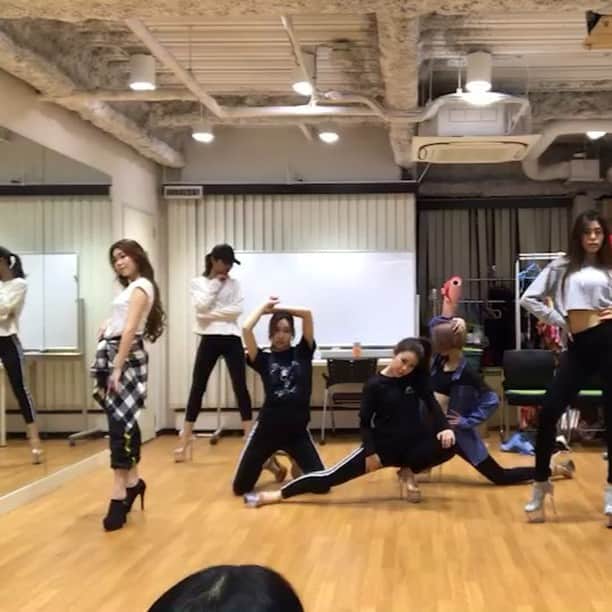 のインスタグラム：「𓇬𓇬 𓇬𓇬 こっちの動画は消されませんように🙏🙏✨ . 𓇬𓇬 𓇬𓇬 ‪#tryharddancers#TryHardJapan‬#osaka2nite#jazz#hiphop#トライハードダンサーズ#査定#練習生#ユニゾン#構成#テスト#筋トレ#筋トレ女子#パーティー#インスタ映え#裸足#ヒール#レッスン#大人#クラブ#中丸千愛」
