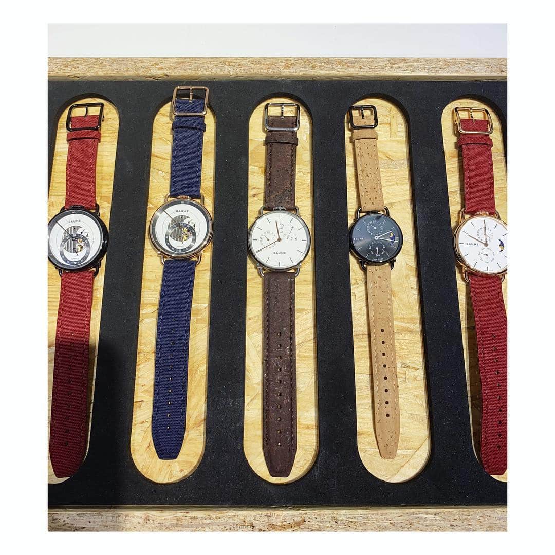 愛可さんのインスタグラム写真 - (愛可Instagram)「・ 様々な時計ブランドを傘下に持つ、リシュモングループが独自のブランド『BAUME（ボーム）』をローンチ！ 3日間限定の表参道のポップアップストアへ。 ・ ・ BAUMEの時計のベルトには革製品を使わず、コルクや高級車のなどのシートに使われるているアルカンターラ社の人工皮革を使用していたりと、新素材やアップサイクルされた素材を使っているので、ベーシックなデザインなのに パッと見た時の印象がなんだかとても新鮮で、美しい。 ・ ・ サイト上で、好みの色のパーツを合わせてセミオーダーできるシステム。 この過多な在庫を持たないで、受注販売というシステムも合理的で新しい。 ・ ・ 素材や色を組み合わせてシュミレーションしていたら、いくつも欲しいデザインが出来てしまってまだ迷っていますが、到着が楽しみです。  私は41mmの大きめのフェイスのものをオーダーするつもりです。 ・ #BAUME #時計 ・#baumewatches #BAUMETOKYO BAUME Pop-up Store  in Omotesando  3/29(fri )-4/1(sun) 港区北青山3-6-19」3月29日 13時18分 - aikick