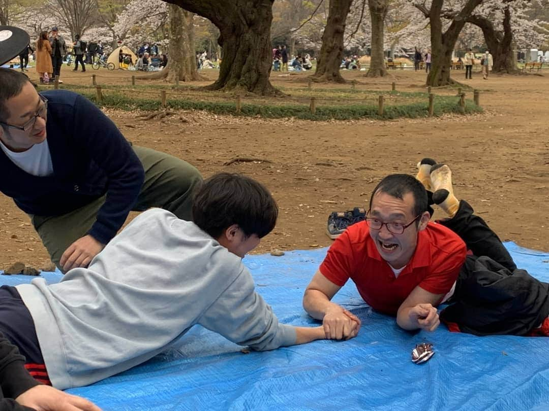 永井佑一郎さんのインスタグラム写真 - (永井佑一郎Instagram)「一昨日が永井佑一郎のNSC最終回で 昨日が、皆で年１のお花見でした！ 毎年楽し～花見、今年も笑った笑った！😁 俺にはかわゆい後輩が沢山いて 俺は幸せもんですわ！(笑)♥️ 先輩の誕生日会にも夜行かせて頂きました！濃厚すぎる日！ありがたやー！  #NSC #ピンバトル #花見 #銭湯 #サウナ #誕生日 #木の上のモラル #永井佑一郎」3月29日 13時22分 - yuichirou_nagai