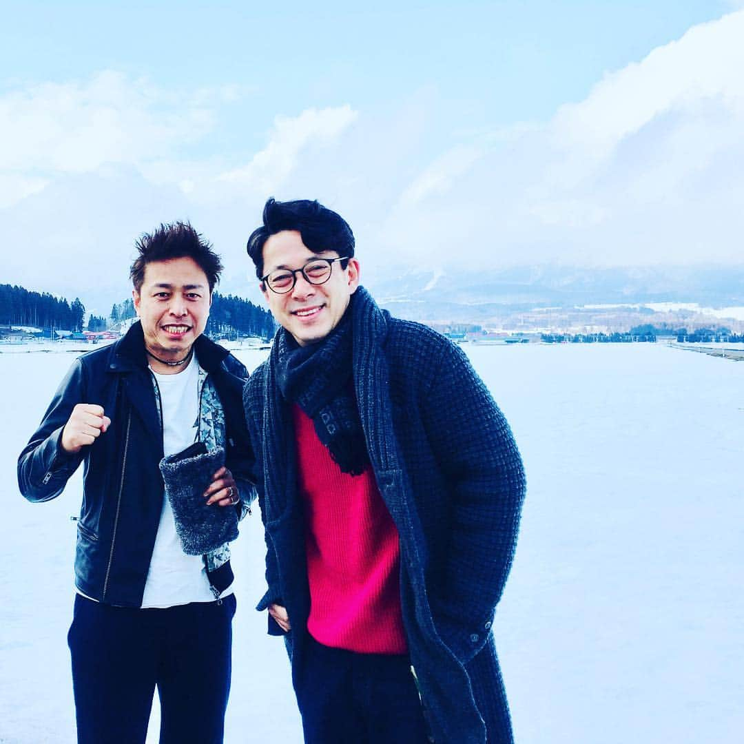 西川忠志さんのインスタグラム写真 - (西川忠志Instagram)「スタートして丸７年！  先月インスタで雪国へ行ってきました！ と、お知らせをさせて頂きましたが  こちらは読売テレビ『土曜はダメよ！』の 私が担当させて頂いておりますコーナー 『日帰りイイ旅！サクッとOSAKA〜』の ロケで福島県喜多方市へ行かせて頂いたことでございました。  最近は大阪だけではなく、鹿児島・沖縄・北海道等 遠方へも行かせて頂くことも多くなって参りました！ 沢山の出逢いを頂いて本当に有り難く思っております。  そして、こちらのコーナーを担当させて頂きまして 丸７年か経ちます。  日頃よりご覧頂いております視聴者の皆様はじめ ロケ先でお世話になります皆様方 スタッフ、出演者、皆様のおかげ様です。 心より感謝を申し上げます。  写真はコーナー開始からお世話になっております 津田ディレクターと！  皆様今後共『土曜はダメよ！』 そして『サクッとOSAKA』のコーナーも どうぞ宜しくお願い申し上げます。  福島県ロケの放送は 明日3月30日土曜・午後４時からです！  放送エリアの皆様！ ご覧頂けます様宜しくお願いを申し上げます。  感謝。  #読売テレビ #ytv #土曜はダメよ #ロケ #雪 #雪国  #日帰りイイ旅サクッとosaka #7年  #津田ディレクター #西川忠志 #吉本新喜劇 #よしもと新喜劇 #福島県 #福島県喜多方市 #ありがとうございます #感謝」3月29日 13時29分 - nishikawa_tada