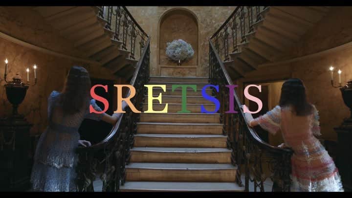 のインスタグラム：「Discover the mysterious cast of characters you meet at a wedding with the Spring - Summer 2019 "My Best Friend's Wedding" Campaign Video. View full film at Sretsis.com/papers #SretsisSS19 #SS19MyBestFriendsWedding」
