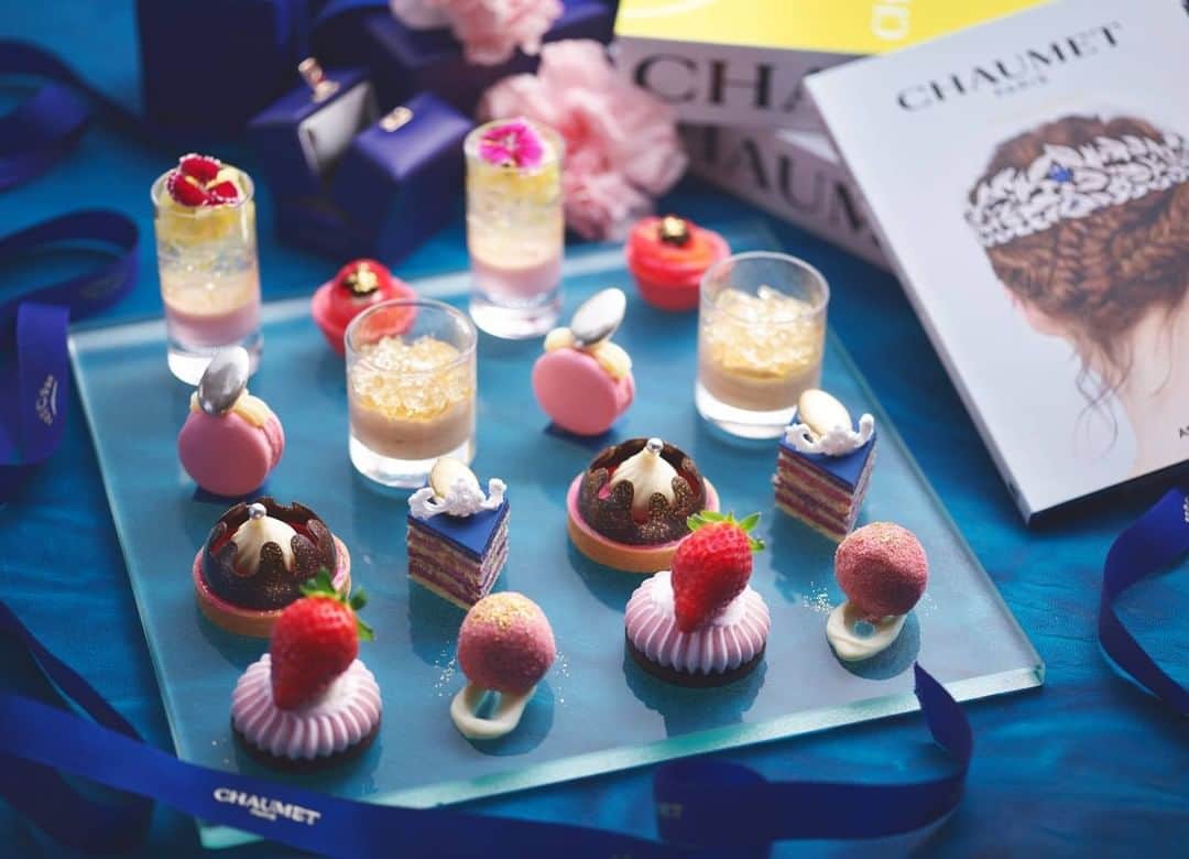 Conrad Tokyoのインスタグラム：「新時代を迎える2019年5月1日（水）よりバー&ラウンジ「トゥエンティエイト」において、フランスのハイジュエリーブランド「ショーメ」とコラボレーションし、同社のアイコニックなティアラとジュエリーコレクションにインスパイアされたアフタヌーンティー、「プリンセス・セレブレーション」を開催します。伝統的なスタイルを継承しながら、現代のセンスと融合し、創造性あふれる最先端のデザインを追求するショーメの世界観を表現した、新しい時代の幕開けにふさわしいエレガントでスタイリッシュなアフタヌーンティーがお目見えします。 http://ow.ly/CLzI30oeTBv Celebrating new era for Japan, Conrad Tokyo is collaborating with France’s high jewelry maison Chaumet presenting a new, limited edition afternoon tea set featuring Princess Celebration theme inspired by the Chaumet’s iconic tiara motif and jewelry collections. #コンラッド東京 #ホテル #汐留 #東京 #日本 #バー #トゥエンティエイト #ラウンジ #コンラッドアフタヌーンティー #アフタヌーンティー #スイーツ #ショーメ #令和元年 #令和 #ConradTokyo #StayInspired #Conrad #hotel #Tokyo #Japan #twentyeight #lounge #bar #spring #sweets #afternoontea #Chaumet #东京康莱德酒店 #콘래드도쿄」