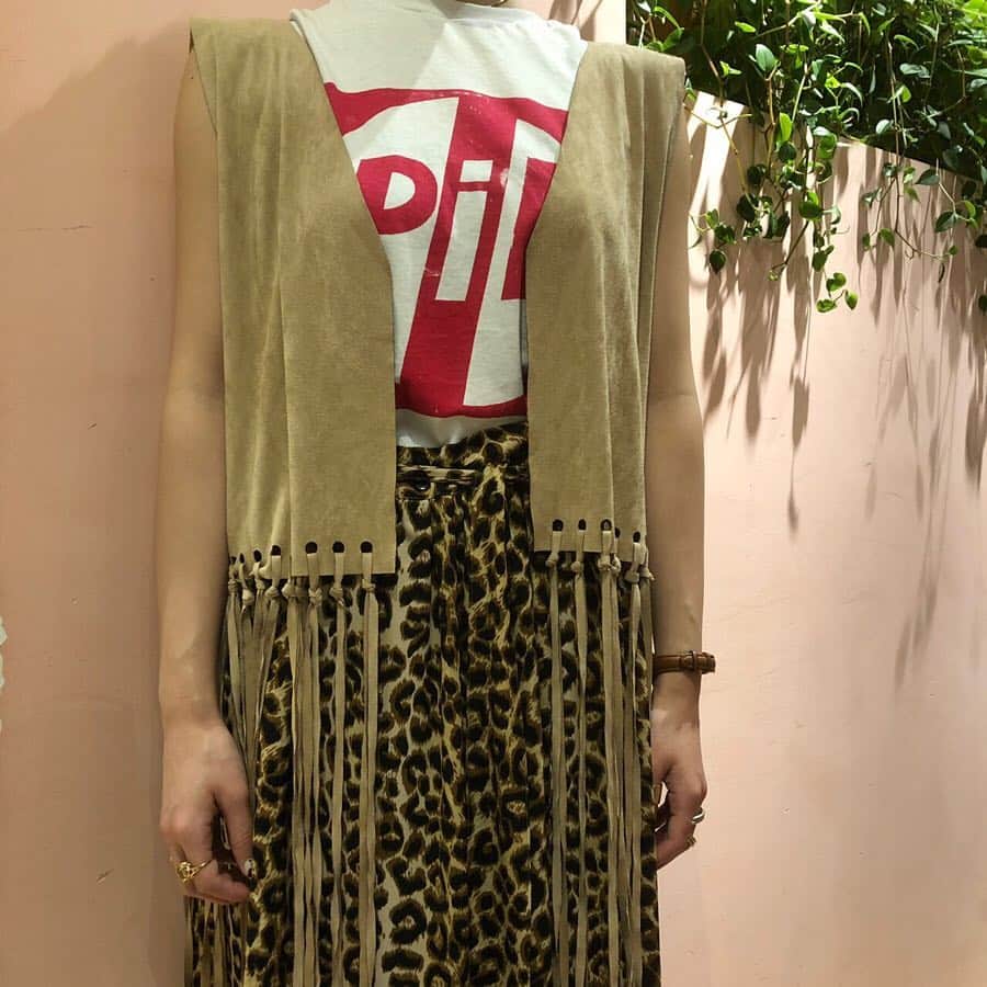FREAK'S STORE渋谷さんのインスタグラム写真 - (FREAK'S STORE渋谷Instagram)「【 Lady's Styling 】﻿ ﻿ Freada とディレクター @kihoogasawara セレクトの古着のミックススタイリング。﻿ ﻿ スカートはレーヨン100%で涼感があり、夏にも快適な着心地です。﻿ ﻿ 是非店頭にてお試しくださいませ。﻿ ﻿ ［ item ］﻿ #サファリプリントスカート﻿ no.311-000-0001-0﻿ size: free﻿ ¥23,800+tax / @freada__official ﻿ ﻿ vintage T-shirt﻿ no.399-987-0001-0﻿ size: free﻿ ¥5,500+tax﻿ ﻿ vintage vest﻿ no.399-987-0004-0﻿ size: free﻿ ¥7,900+tax﻿ ﻿ model: Okamoto (160cm)﻿ ﻿ #freada #freaksstore #freaksstore19ss ﻿ #freaksstore_shibuya_ladys」3月29日 13時46分 - freaksstore_shibuya