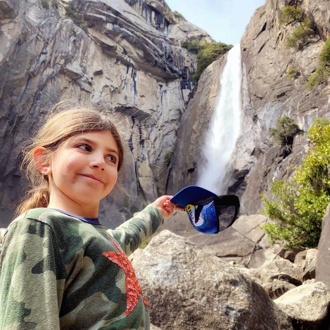 Ilana Wilesさんのインスタグラム写真 - (Ilana WilesInstagram)「Mazzy found another purpose for her hat! She actually got this idea from an older Japanese woman who was posing for a pic while pretending to catch Yosemite Falls in her purse. She must have been about 75 and climbed pretty high in the rocks to get that shot! All I could think was - I bet that woman has the best Instagram account 😆」3月29日 13時39分 - mommyshorts