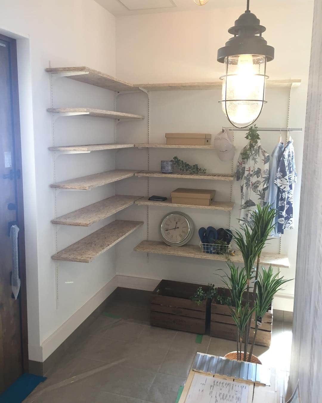 株式会社 元氣建設のインスタグラム：「#ナカザワ住宅博 玄関収納とおしゃれ空間 #マイホーム #一戸建て#和室 #インテリア #ダイニング #キッチン #家づくり#モデルハウス #元氣建設 #元気建設 #リフォーム #リノベーション #ショールーム #住宅 #新築 #ダイニングリビング #自由設計 #注文住宅 #大阪 #myhome #interior #showhome #instahome #羽曳野市」