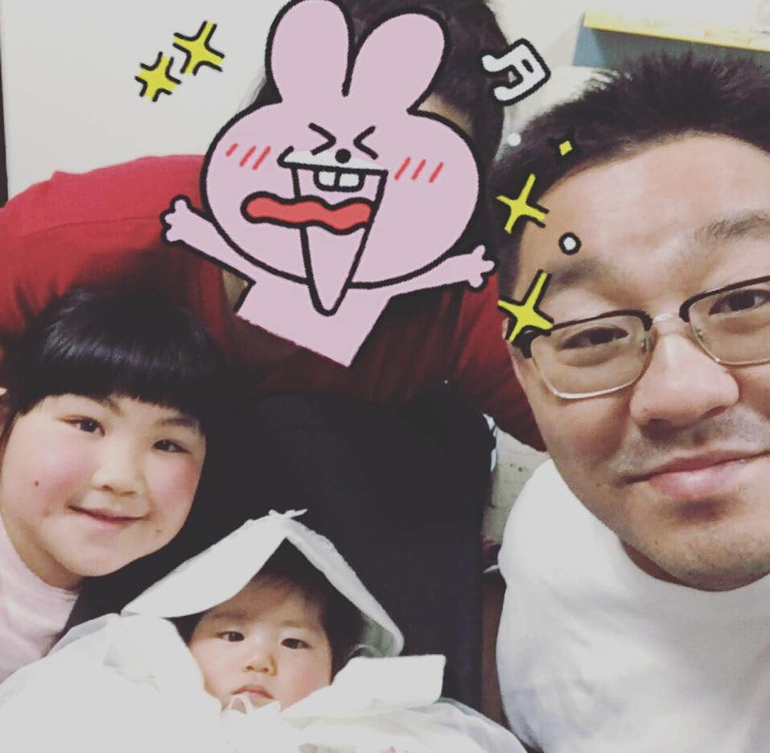 あかつさんのインスタグラム写真 - (あかつInstagram)「長男が産まれて100日目にお食い初めが出来ました！ お姉ちゃんが弟に食べさせてくれました！ 長女の時より上手に鯛を焼くことができました！ 筑前煮も美味しかった！ 4枚目は、姉に石を食べさせてもらう弟 5枚目は、姉に御赤飯を食べさせてもらう弟 幸せだ！お父さん頑張るねっ！  #お食い初め」3月29日 13時42分 - akatsu_sumo