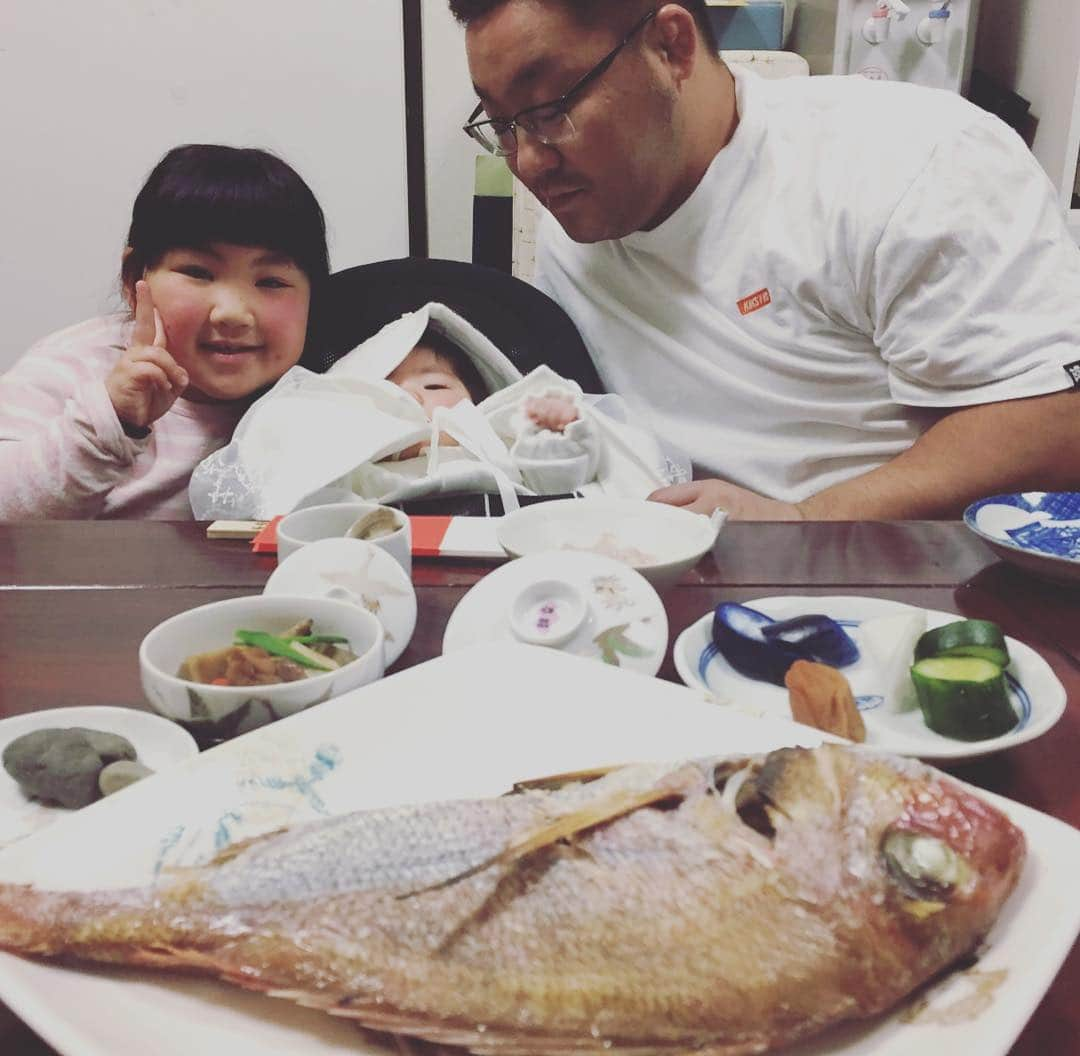 あかつさんのインスタグラム写真 - (あかつInstagram)「長男が産まれて100日目にお食い初めが出来ました！ お姉ちゃんが弟に食べさせてくれました！ 長女の時より上手に鯛を焼くことができました！ 筑前煮も美味しかった！ 4枚目は、姉に石を食べさせてもらう弟 5枚目は、姉に御赤飯を食べさせてもらう弟 幸せだ！お父さん頑張るねっ！  #お食い初め」3月29日 13時42分 - akatsu_sumo