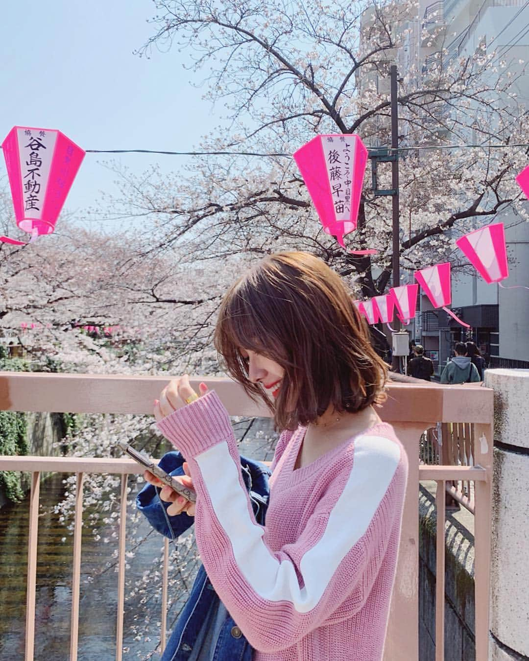 前田希美（まえのん）さんのインスタグラム写真 - (前田希美（まえのん）Instagram)「桜が満開。そして儚い。 ピンクに囲まれて幸せでした。  こんなに桜が咲いている時に 目黒川を歩いたことなかったなぁ。  お花見ということで、 N WITH.の、春ニットワンピを 合わせました。 ベージュはは売り切れちゃったけど ピンクはまだあります。 是非是非♥  好きな人と見る桜は もっと綺麗なんだろうなぁ。  一緒に、見に行こ🌸？ #のんの私服 #ootd #code #fashion  #cherryblossom #桜 #目黒川  #megurogawa #目黒 #meguro  #🌸 #sakura #pink  @n_with_official」3月29日 13時43分 - maeda_nozomi