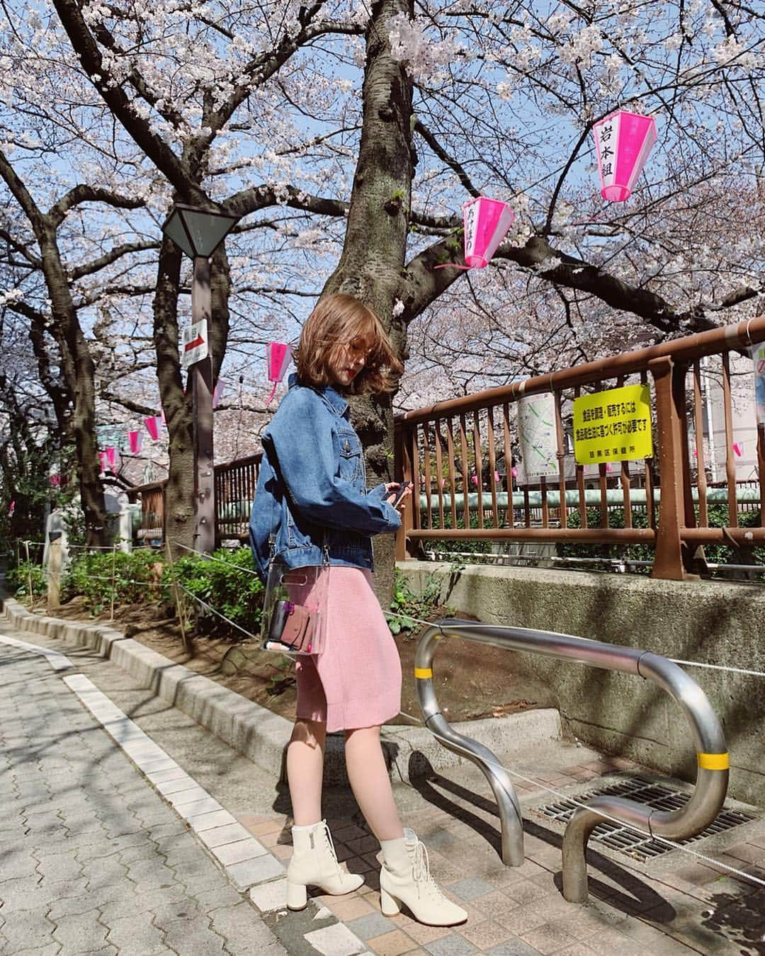 前田希美（まえのん）さんのインスタグラム写真 - (前田希美（まえのん）Instagram)「桜が満開。そして儚い。 ピンクに囲まれて幸せでした。  こんなに桜が咲いている時に 目黒川を歩いたことなかったなぁ。  お花見ということで、 N WITH.の、春ニットワンピを 合わせました。 ベージュはは売り切れちゃったけど ピンクはまだあります。 是非是非♥  好きな人と見る桜は もっと綺麗なんだろうなぁ。  一緒に、見に行こ🌸？ #のんの私服 #ootd #code #fashion  #cherryblossom #桜 #目黒川  #megurogawa #目黒 #meguro  #🌸 #sakura #pink  @n_with_official」3月29日 13時43分 - maeda_nozomi