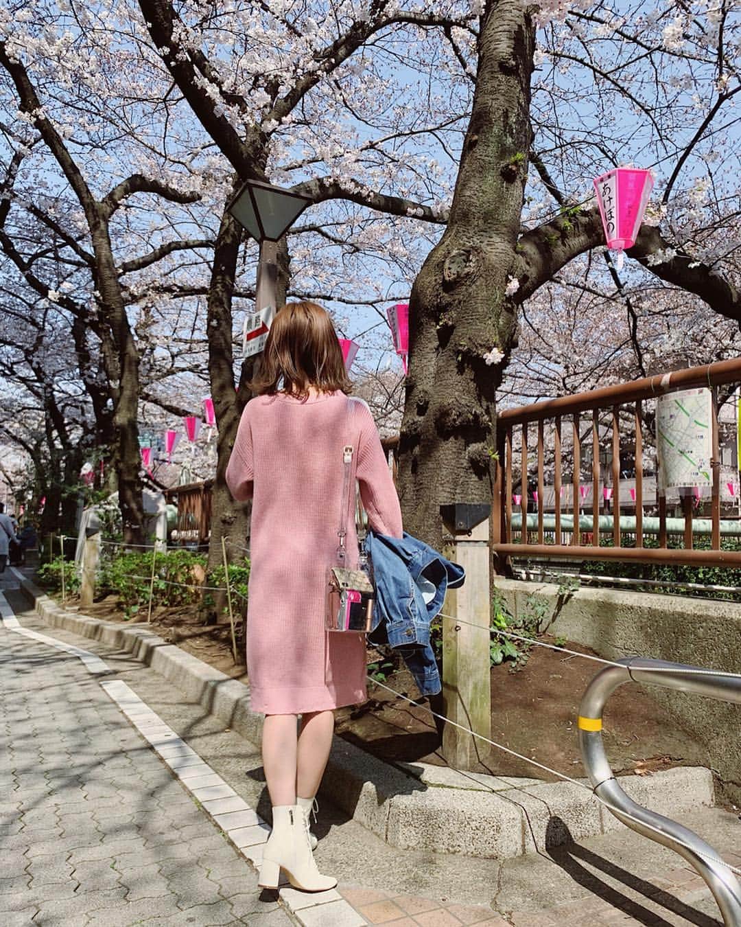 前田希美（まえのん）さんのインスタグラム写真 - (前田希美（まえのん）Instagram)「桜が満開。そして儚い。 ピンクに囲まれて幸せでした。  こんなに桜が咲いている時に 目黒川を歩いたことなかったなぁ。  お花見ということで、 N WITH.の、春ニットワンピを 合わせました。 ベージュはは売り切れちゃったけど ピンクはまだあります。 是非是非♥  好きな人と見る桜は もっと綺麗なんだろうなぁ。  一緒に、見に行こ🌸？ #のんの私服 #ootd #code #fashion  #cherryblossom #桜 #目黒川  #megurogawa #目黒 #meguro  #🌸 #sakura #pink  @n_with_official」3月29日 13時43分 - maeda_nozomi